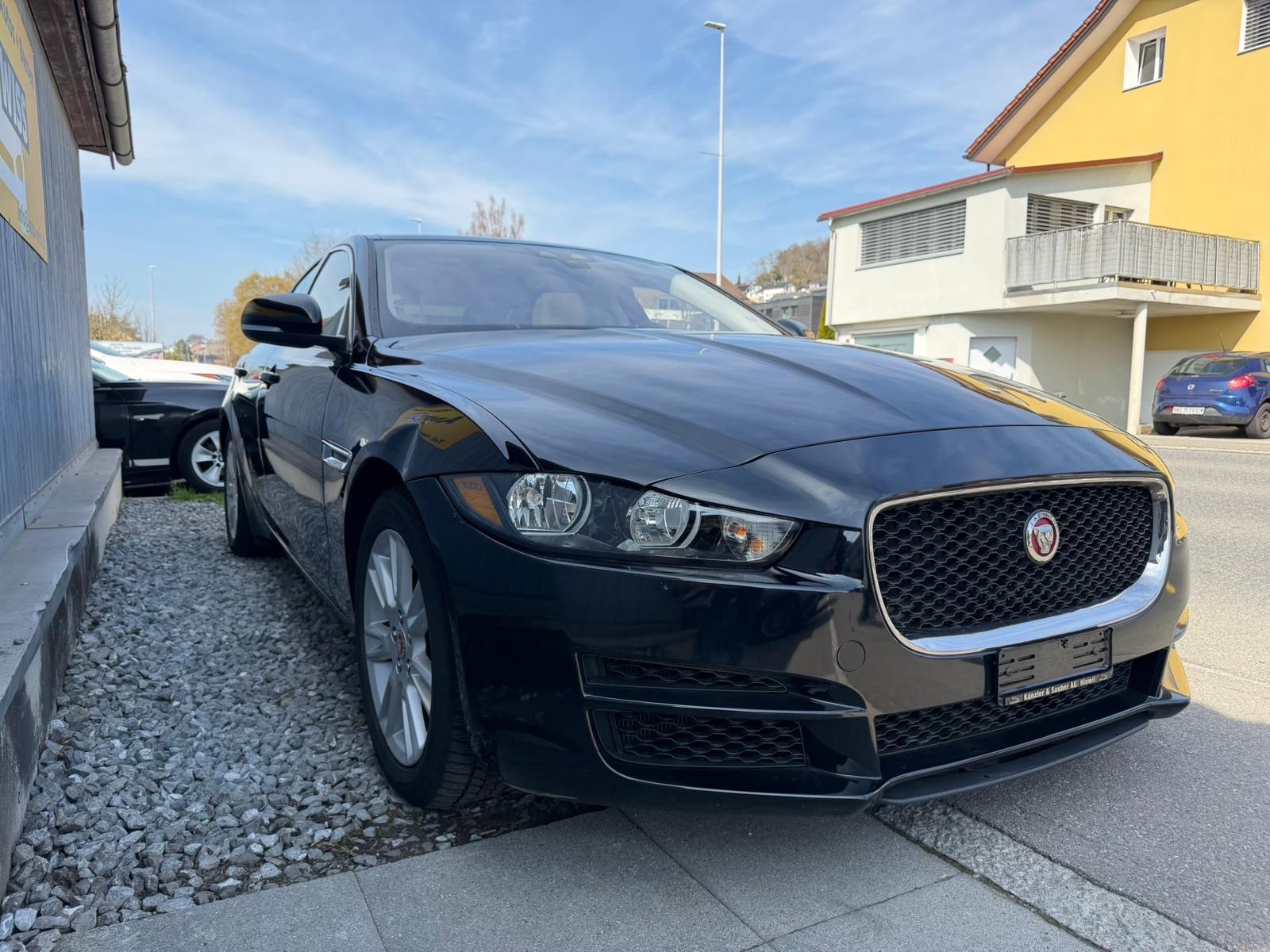 JAGUAR XE 20t 2.0 Prestige Automatic-showroom-element-1