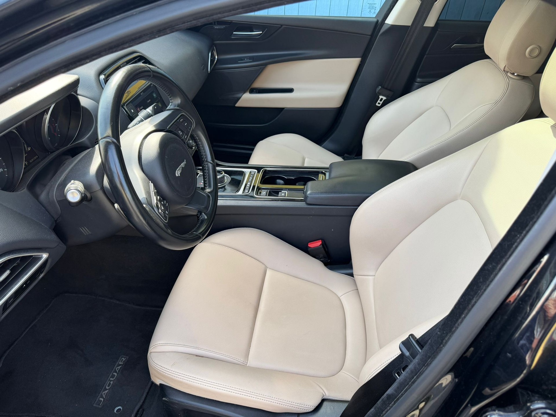 JAGUAR XE 20t 2.0 Prestige Automatic-image-18