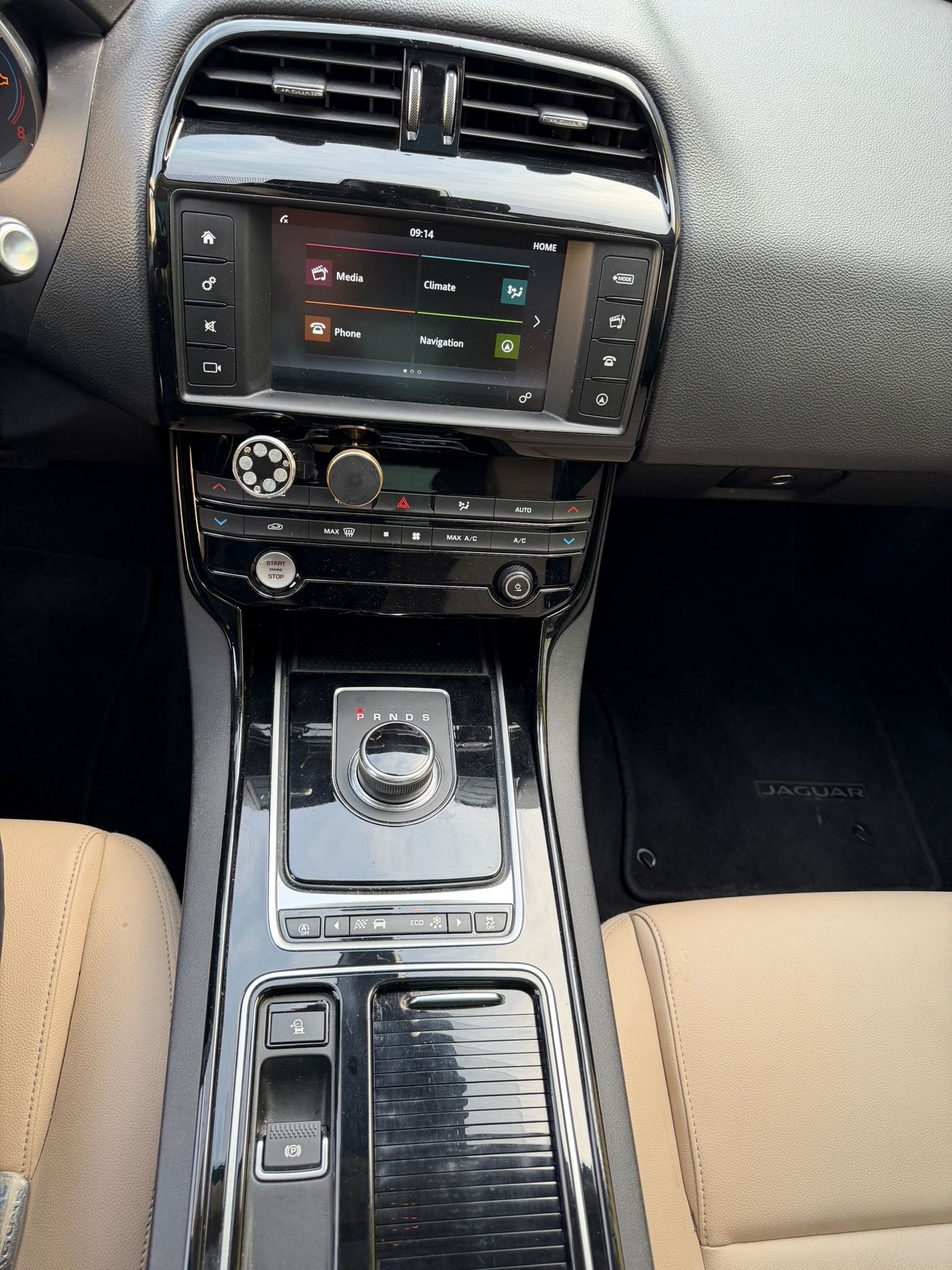 JAGUAR XE 20t 2.0 Prestige Automatic-image-17