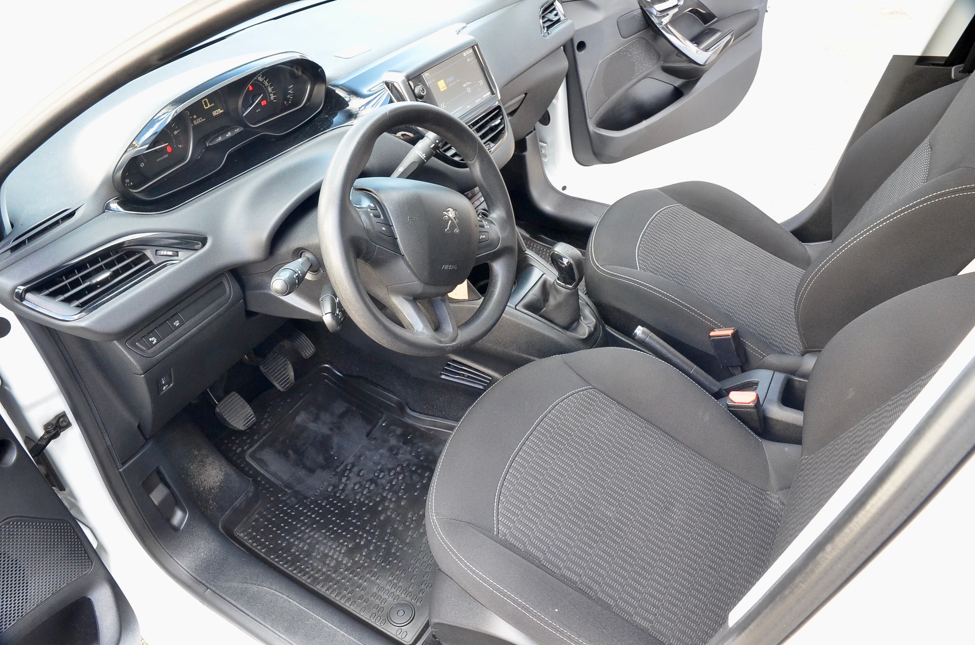 PEUGEOT 208 1.2 PureTech Active-image-12