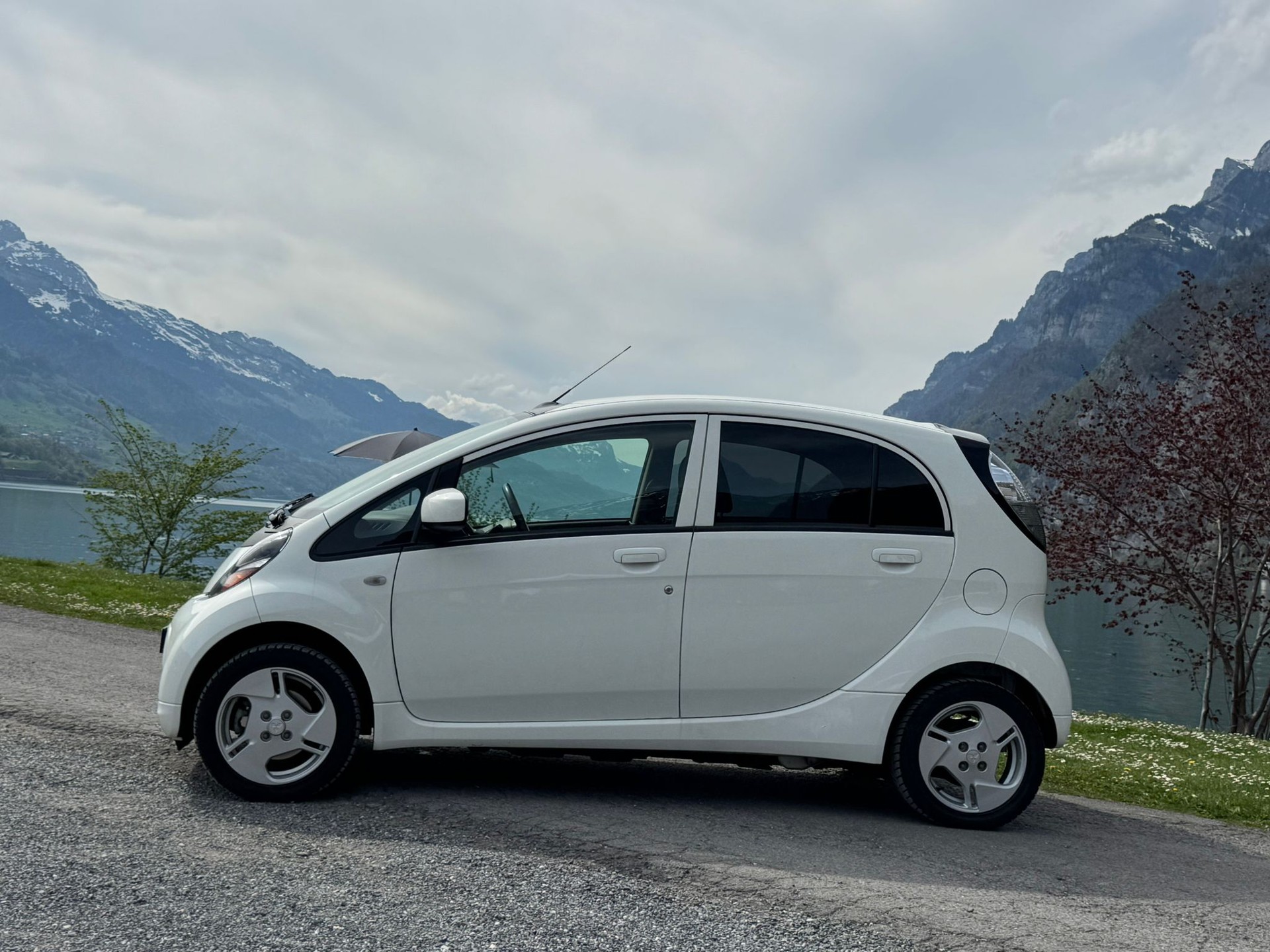 MITSUBISHI i MiEV-showroom-element-3