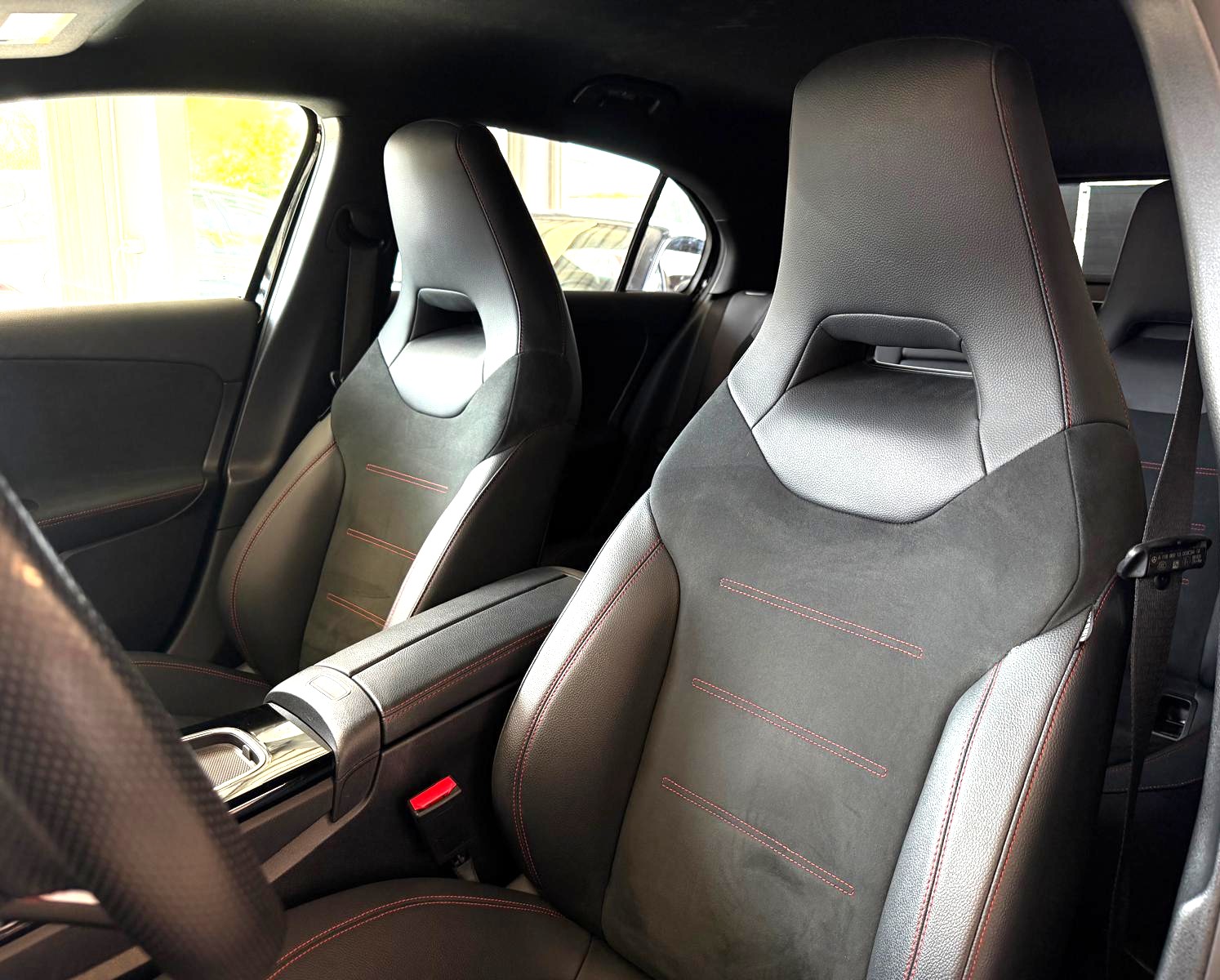 MERCEDES-BENZ A 220 4Matic AMG Line 8G-DCT-image-12