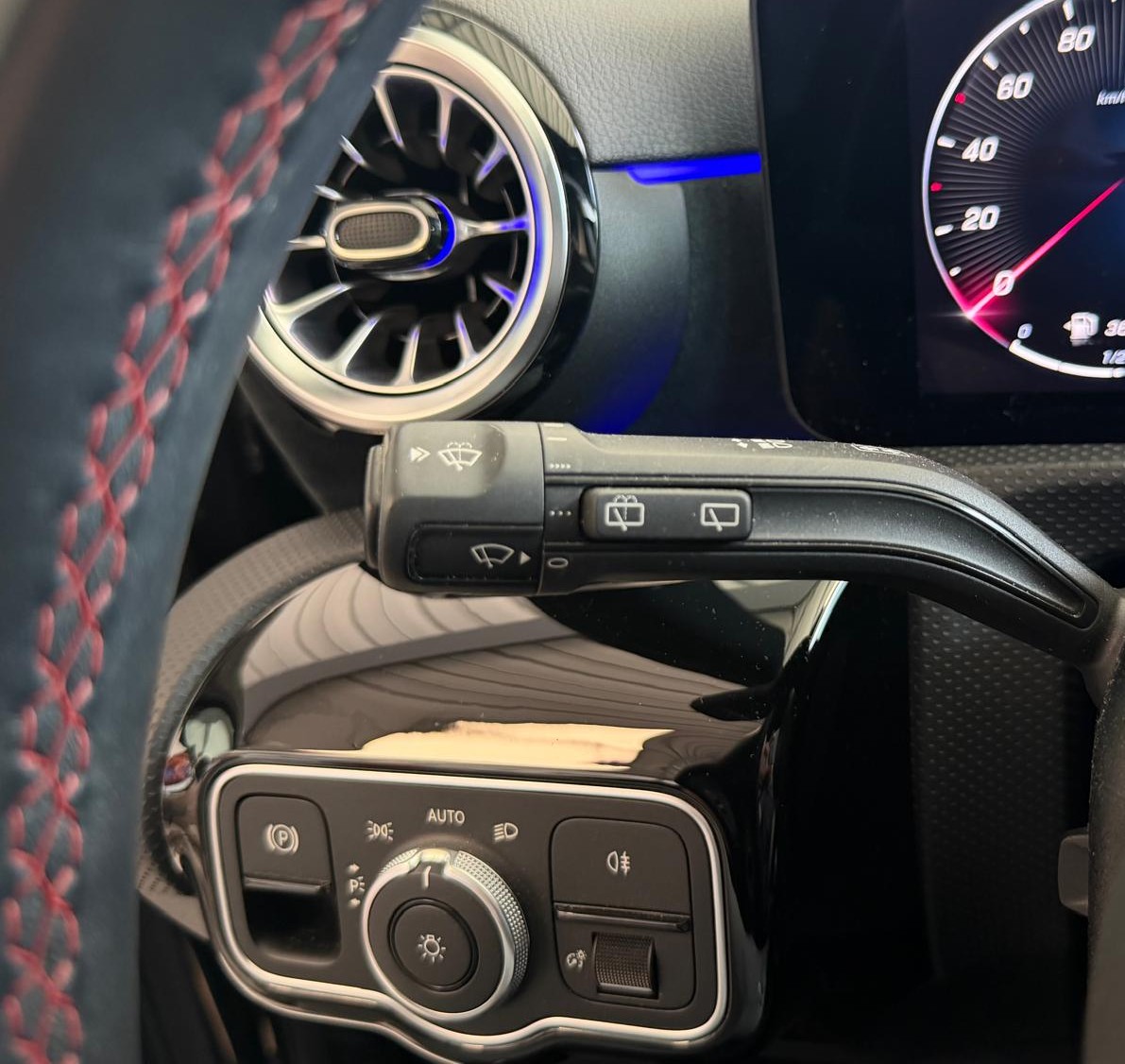 MERCEDES-BENZ A 220 4Matic AMG Line 8G-DCT-image-16