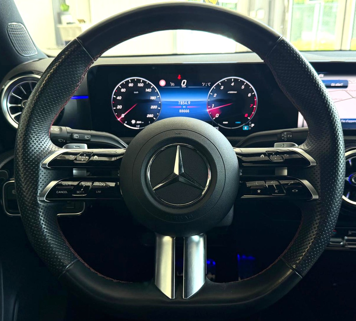 MERCEDES-BENZ A 220 4Matic AMG Line 8G-DCT-image-14