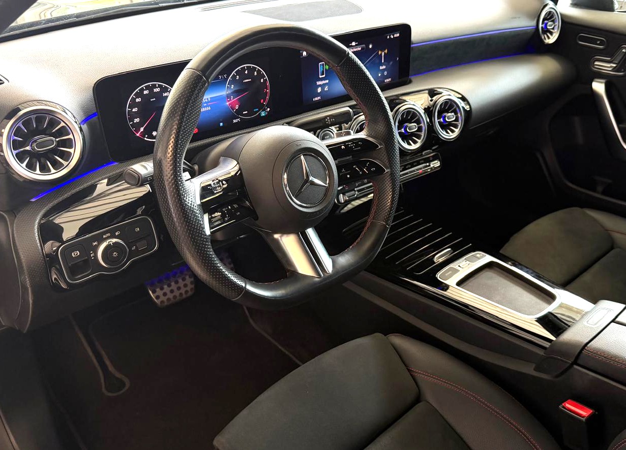 MERCEDES-BENZ A 220 4Matic AMG Line 8G-DCT-image-11