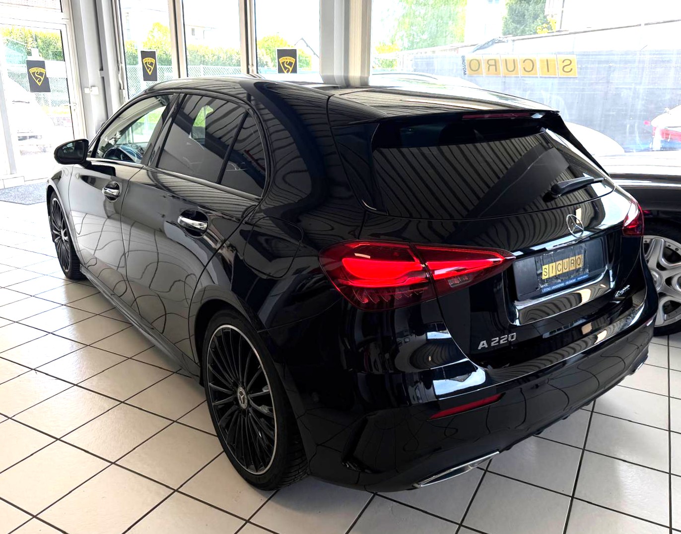 MERCEDES-BENZ A 220 4Matic AMG Line 8G-DCT-image-7