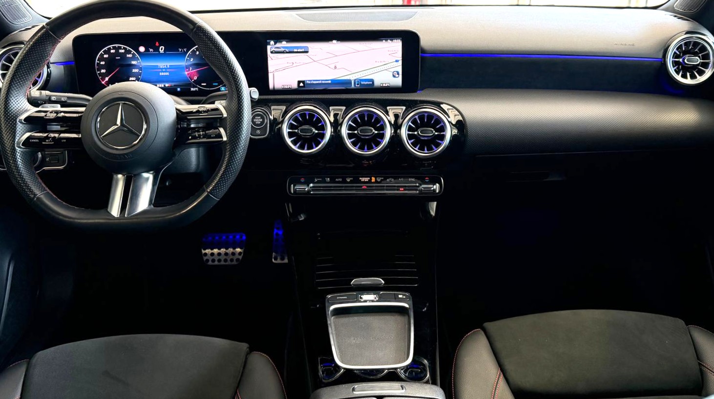 MERCEDES-BENZ A 220 4Matic AMG Line 8G-DCT-image-13