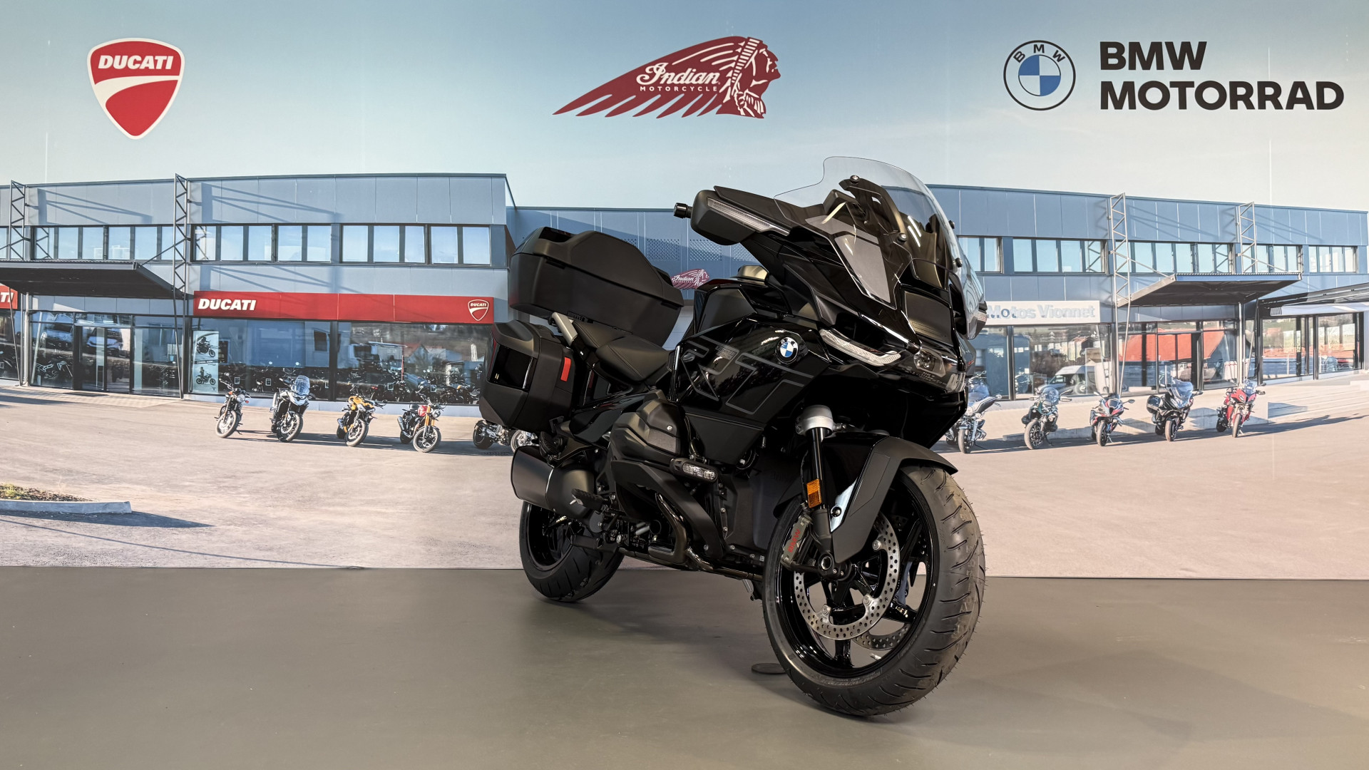 BMW R 1300 RT Triple Black *Prime 2500CHF inclus* Leasing dès 2.9%-image-0