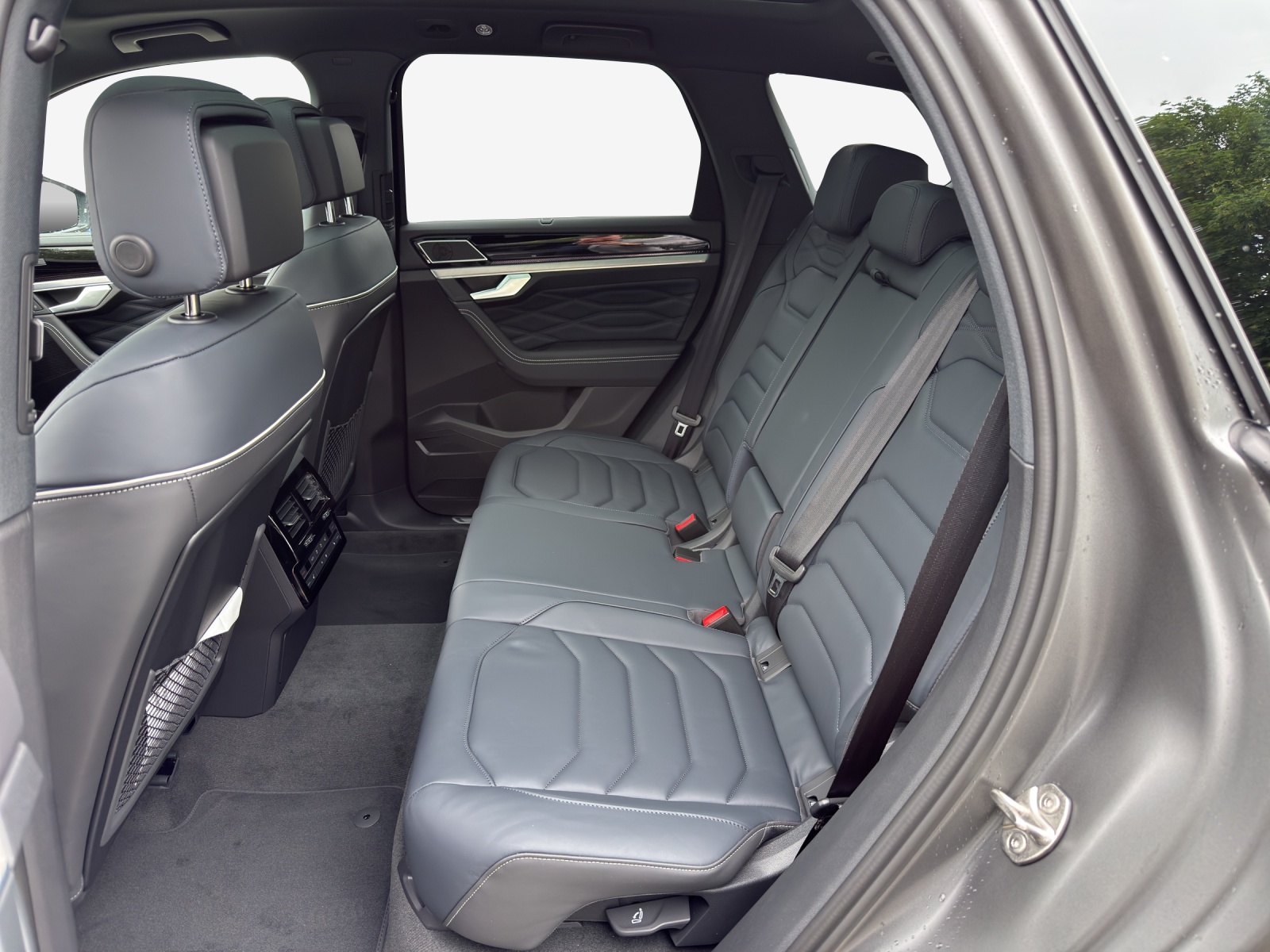 VW Touareg 3.0 TDI R-Line Final Edition Tiptronic-image-11