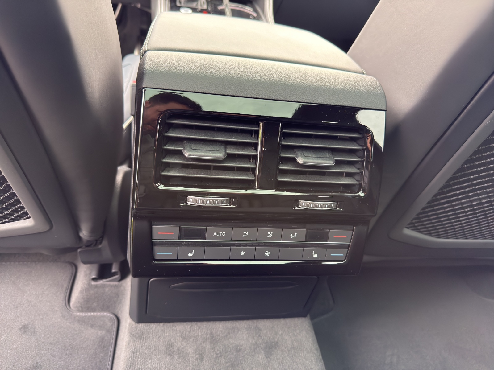 VW Touareg 3.0 TDI R-Line Final Edition Tiptronic-image-10