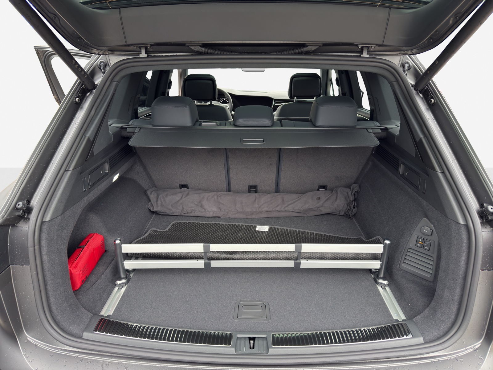 VW Touareg 3.0 TDI R-Line Final Edition Tiptronic-image-12