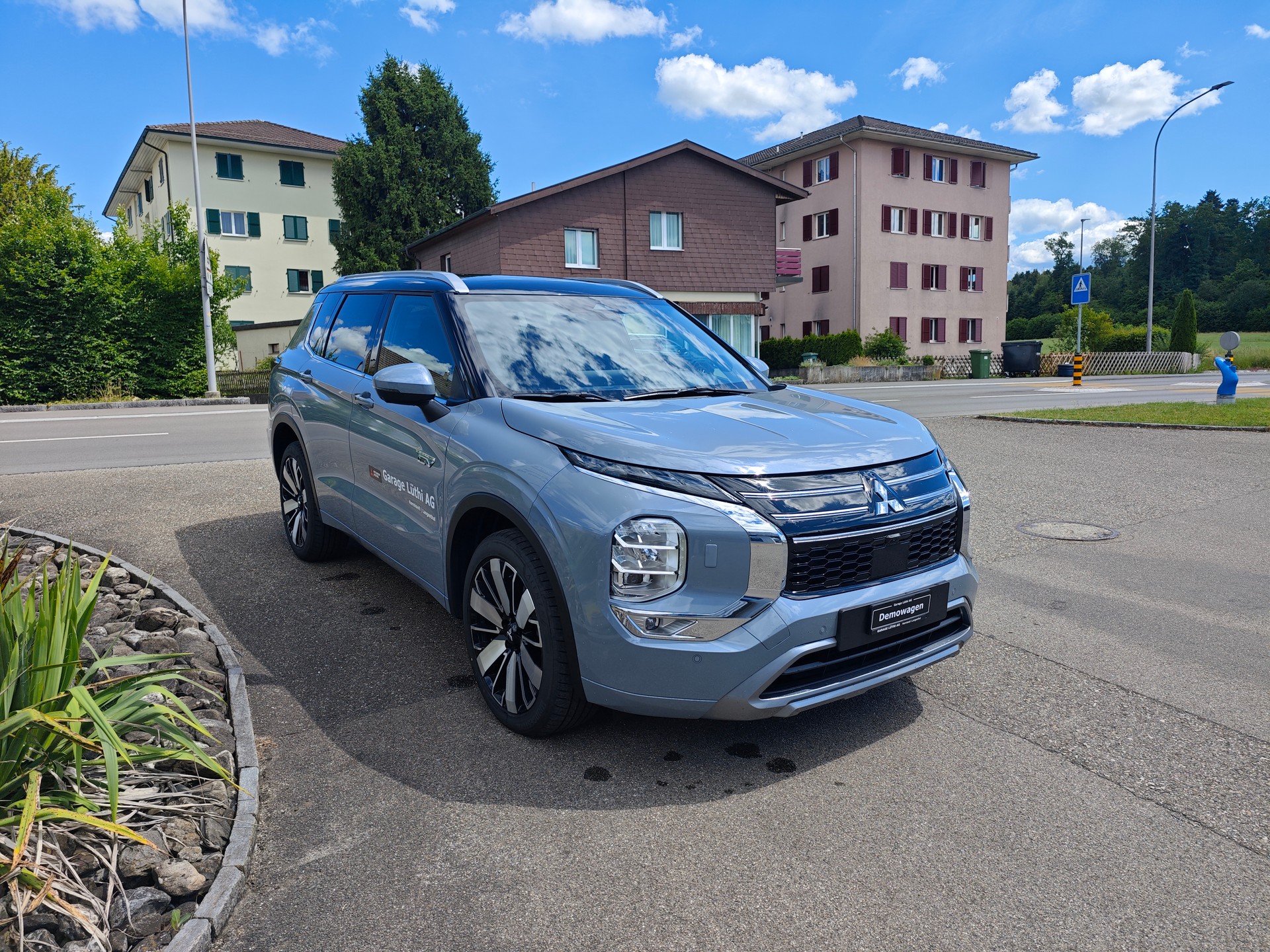 MITSUBISHI Outlander 2.4 PHEV Instyle 4WD Automatic-image-3