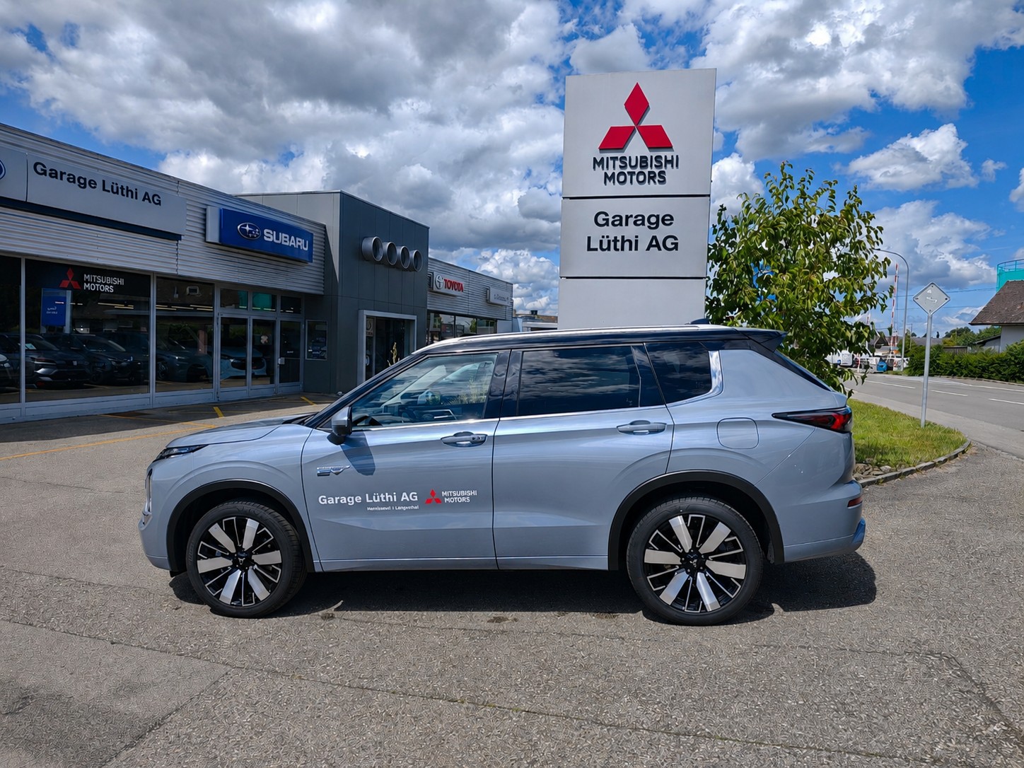 MITSUBISHI Outlander 2.4 PHEV Instyle 4WD Automatic-image-1