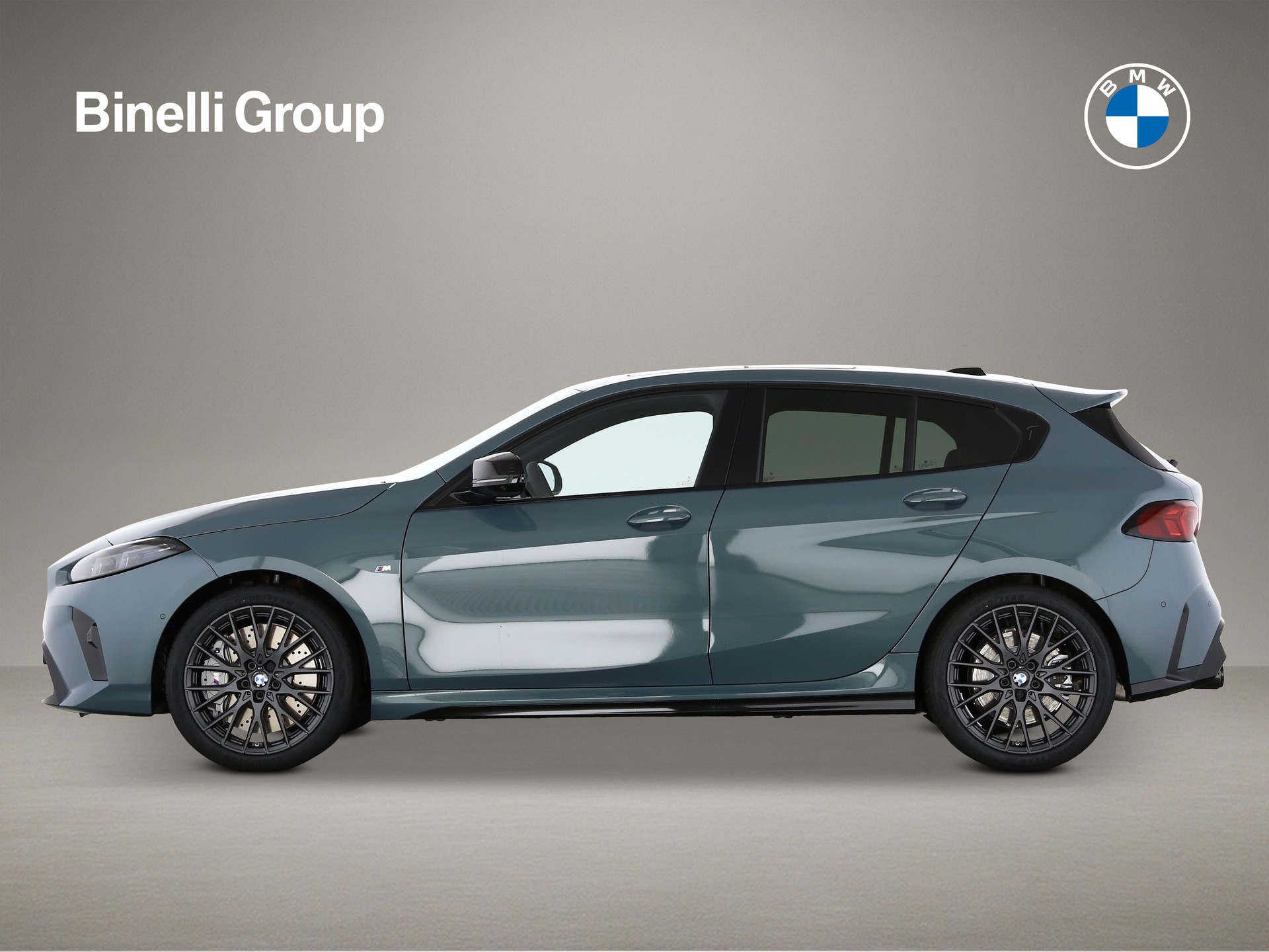 BMW M135i xDrive-showroom-element-1