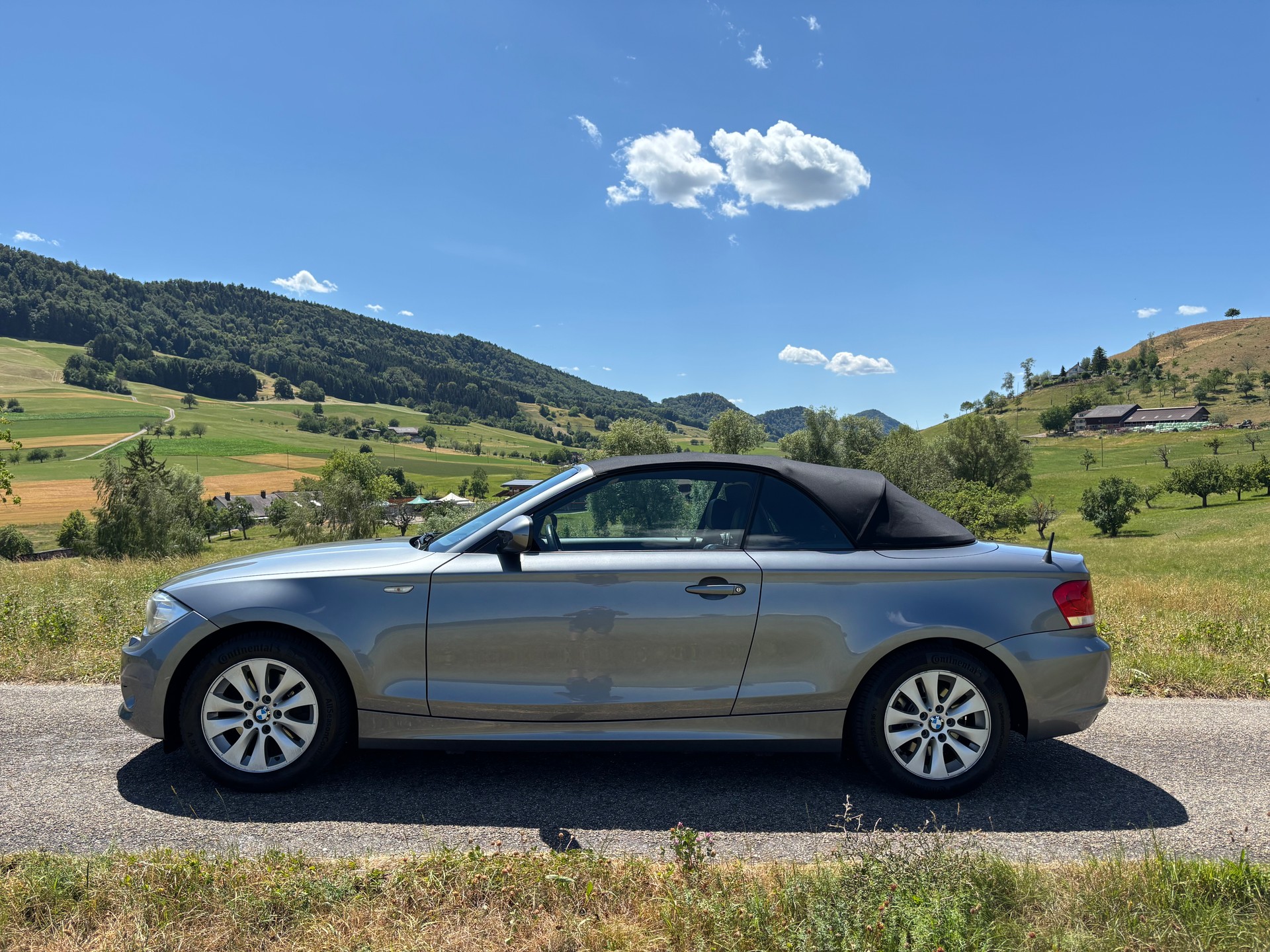BMW 120i Cabrio-image-1