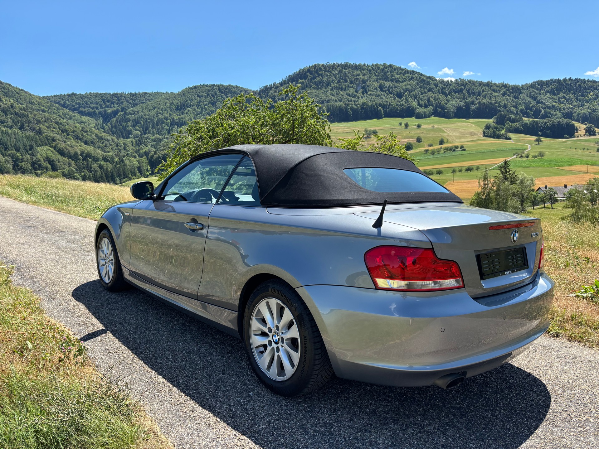 BMW 120i Cabrio-image-2