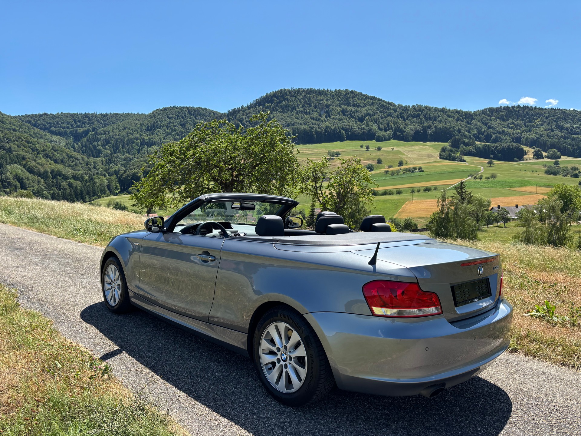 BMW 120i Cabrio-image-7