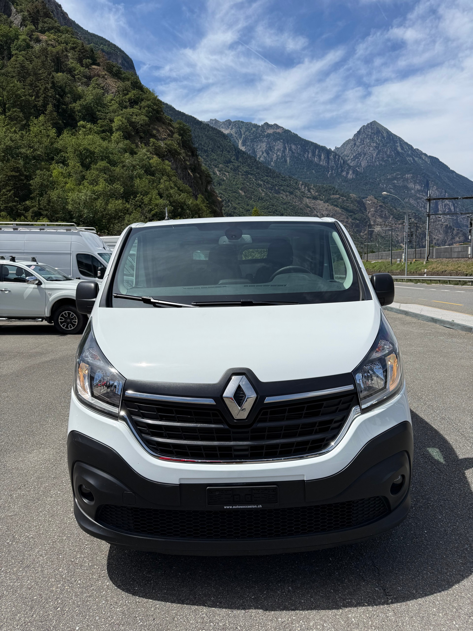 RENAULT Trafic 2.0 ENERGY dCi145 3.0t Business L1H1 A-image-3