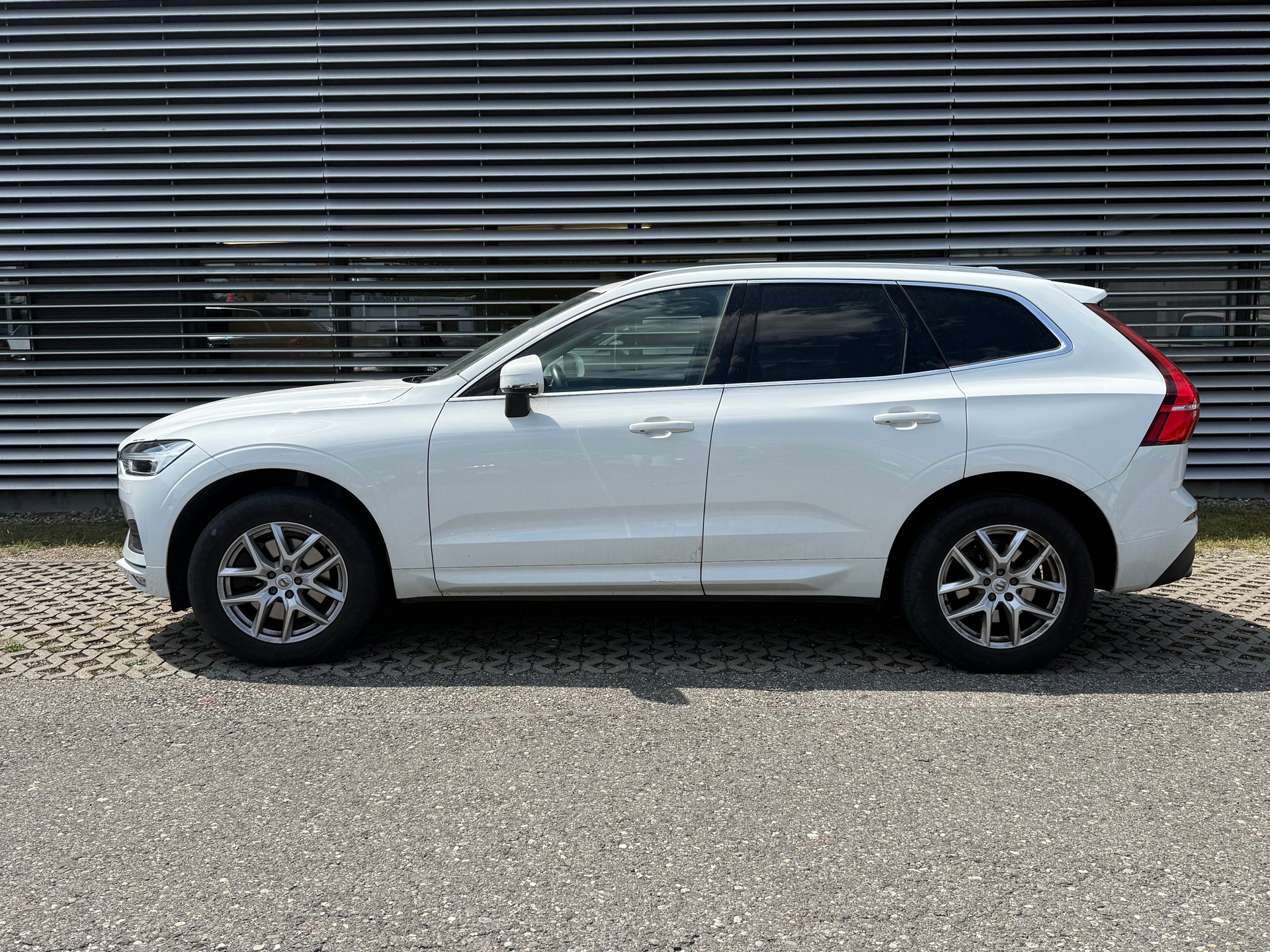 VOLVO XC60 B4 Diesel Mild Hybrid AWD R-Design Geartronic-image-4