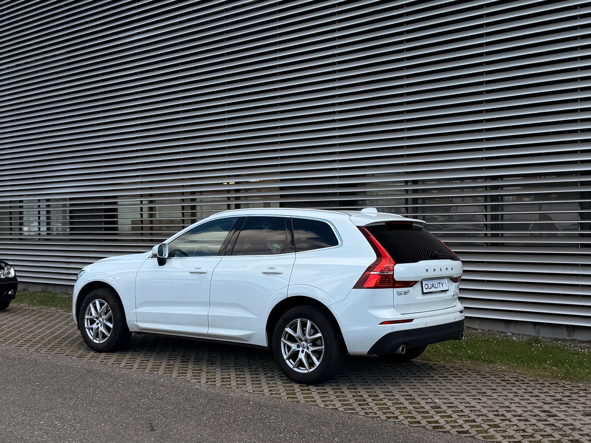 VOLVO XC60 B4 Diesel Mild Hybrid AWD R-Design Geartronic-image-2