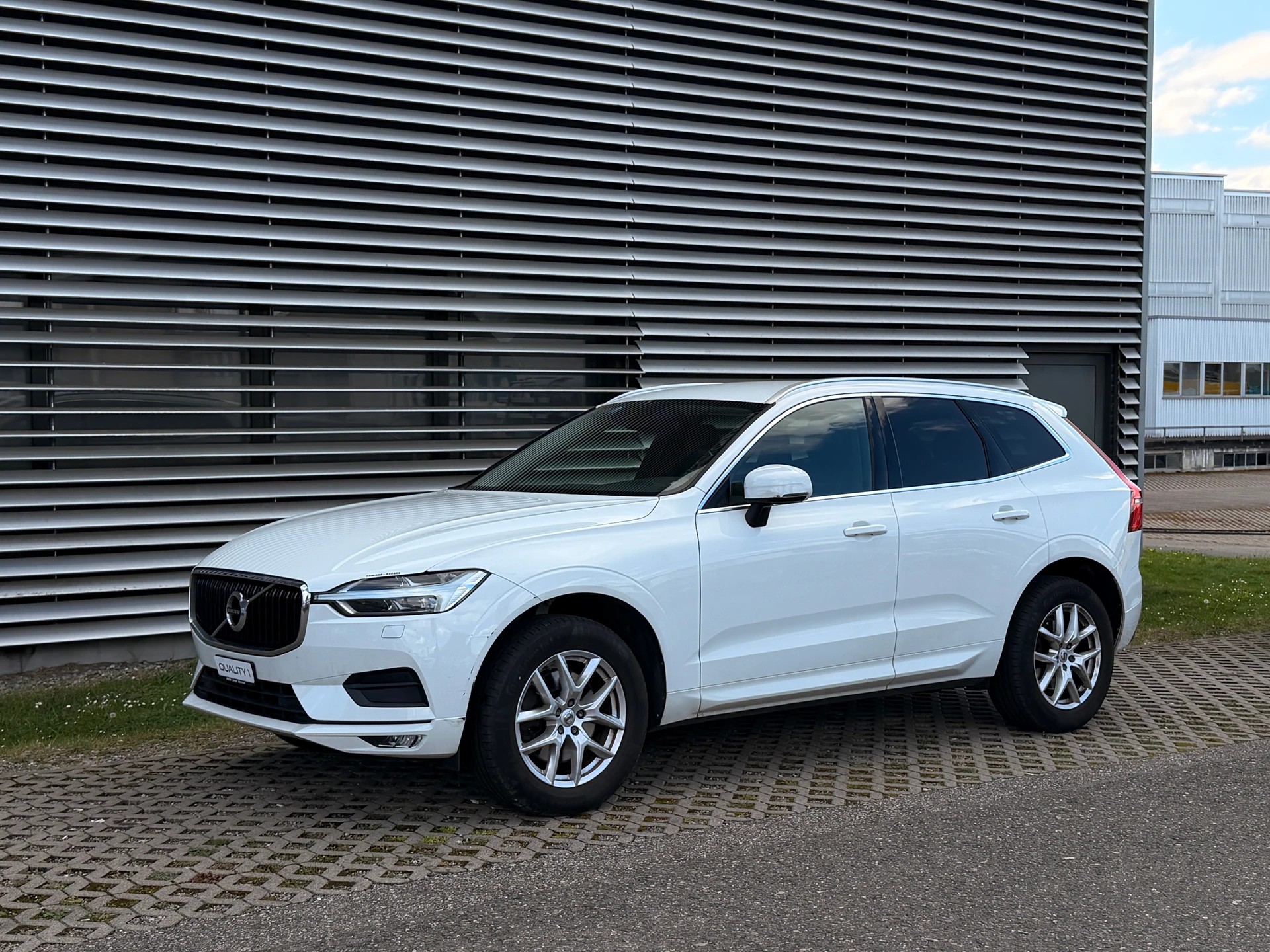 VOLVO XC60 B4 Diesel Mild Hybrid AWD R-Design Geartronic-image-6