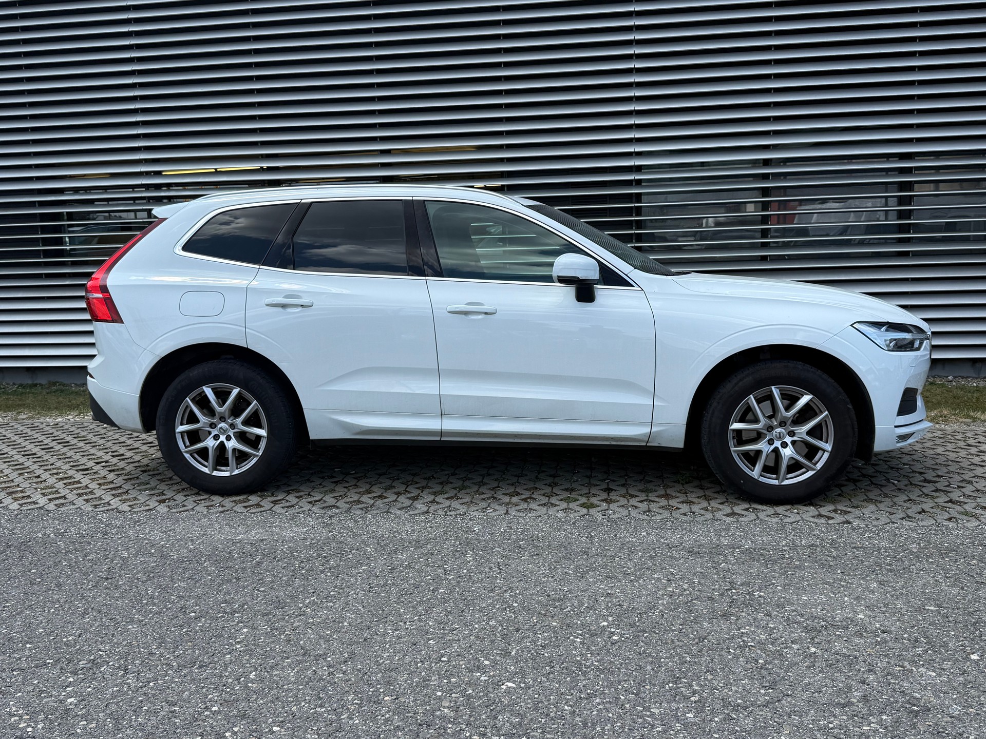 VOLVO XC60 B4 Diesel Mild Hybrid AWD R-Design Geartronic-image-0