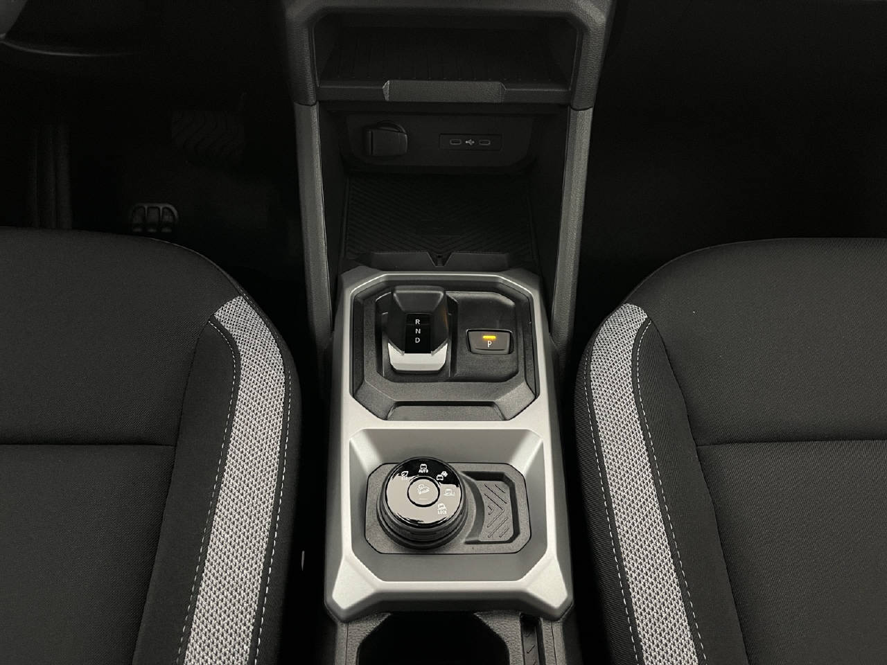 DACIA Duster 1.2 Hybrid Journey 4WD-image-13