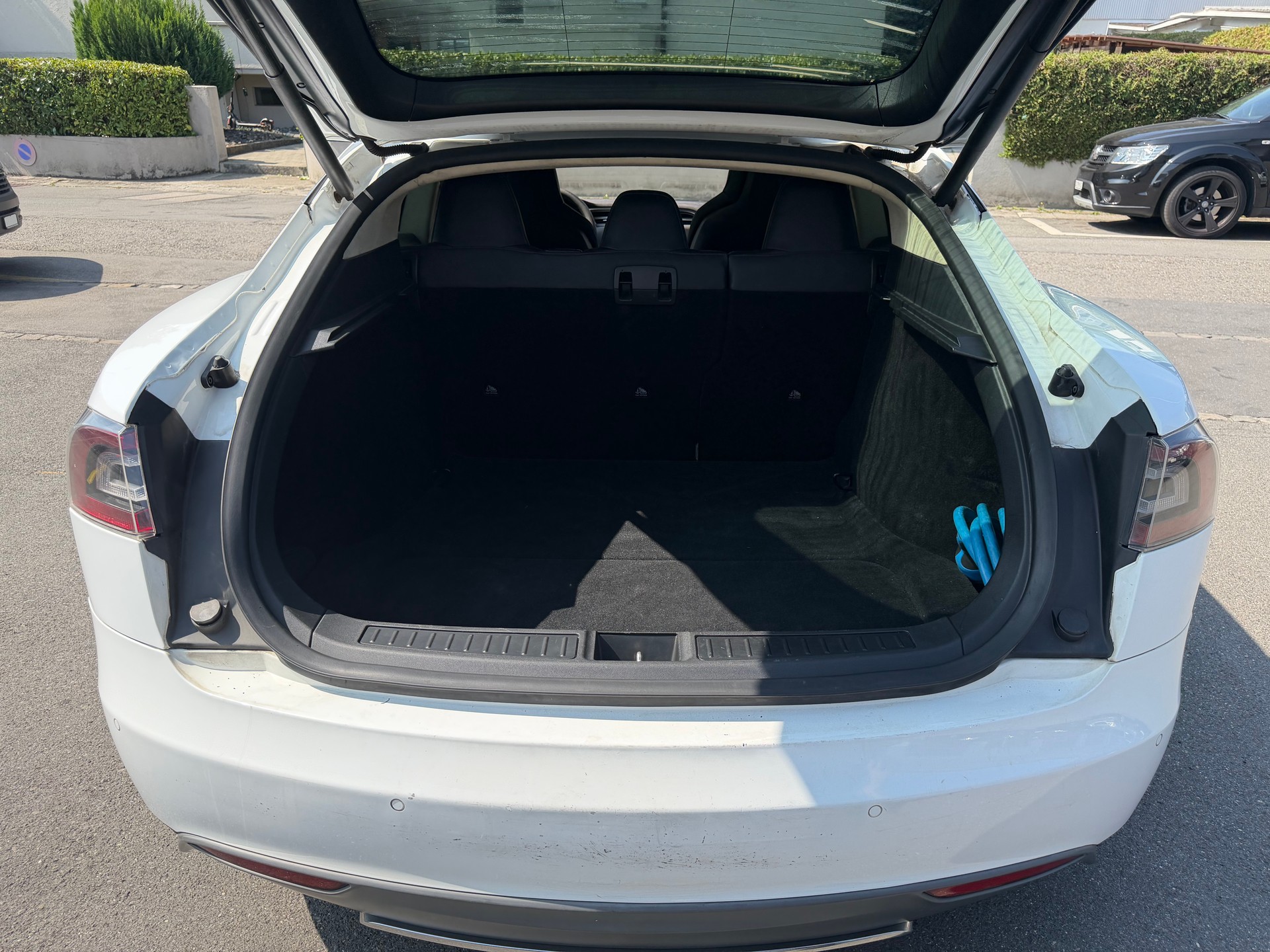 TESLA Model S 85 D-image-8