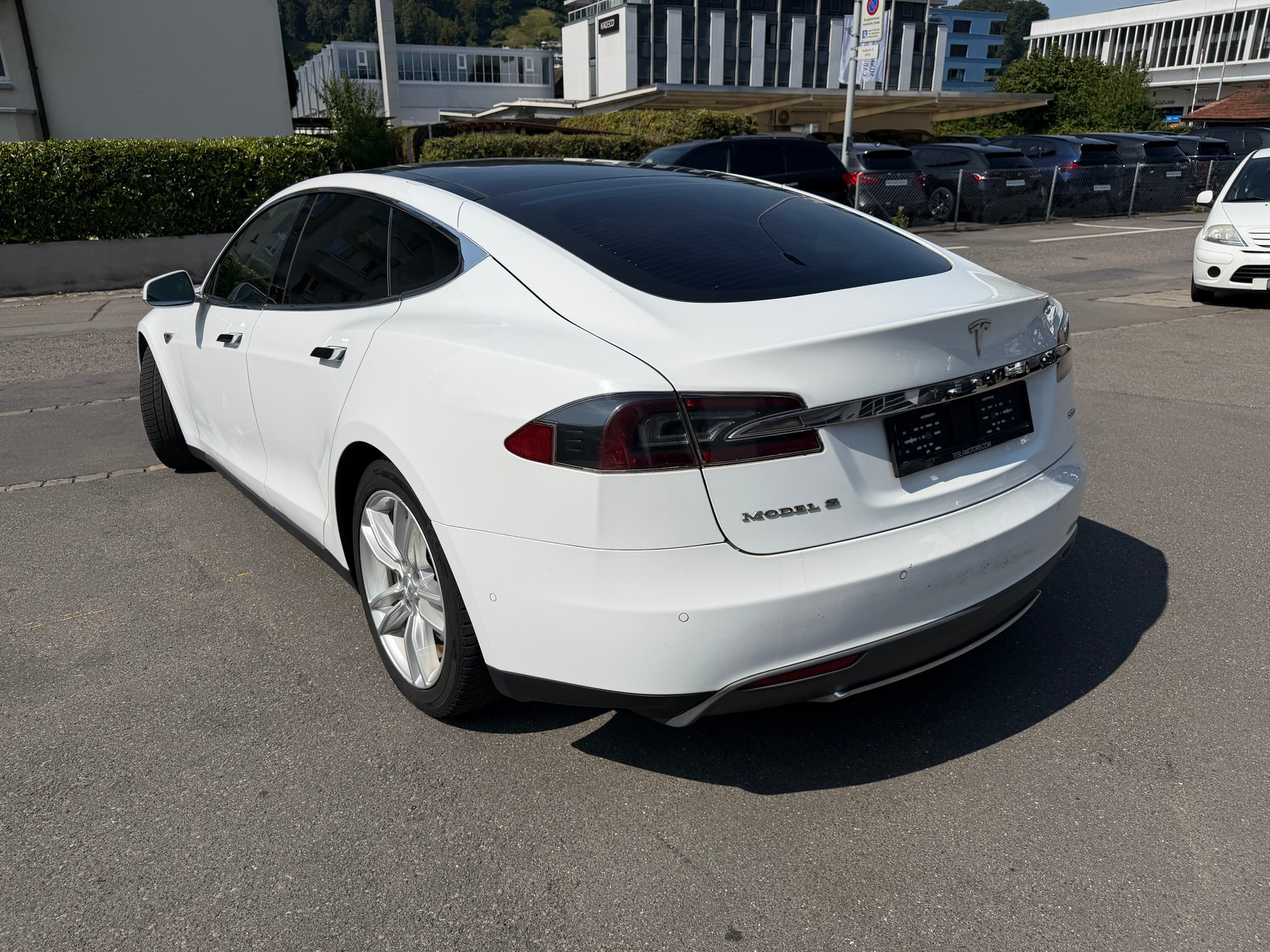 TESLA Model S 85 D-image-5