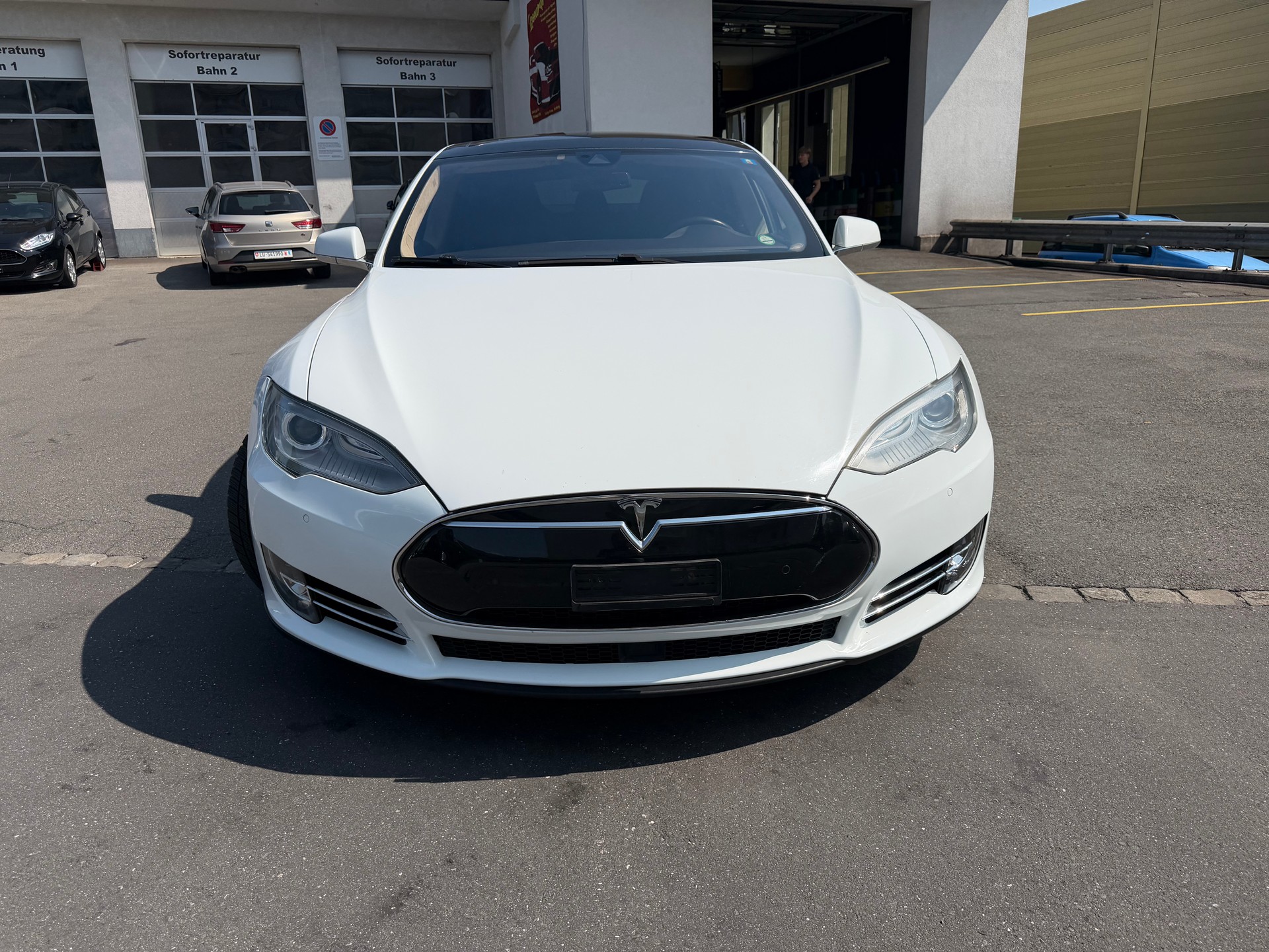 TESLA Model S 85 D