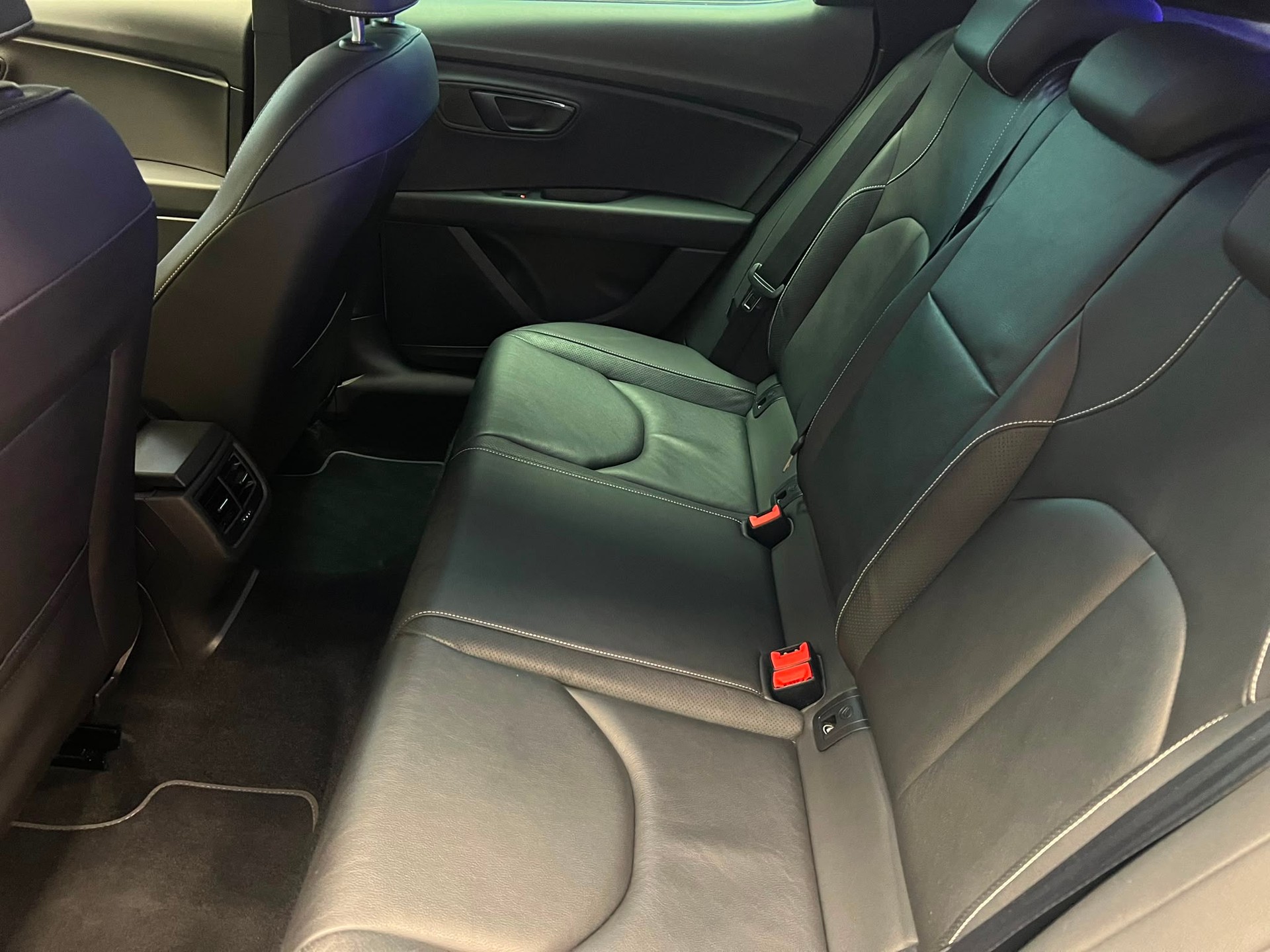SEAT Leon ''Sonderfarbe Gletscherweiss'' 2.0 TSI 280 Cupra DSG-image-8
