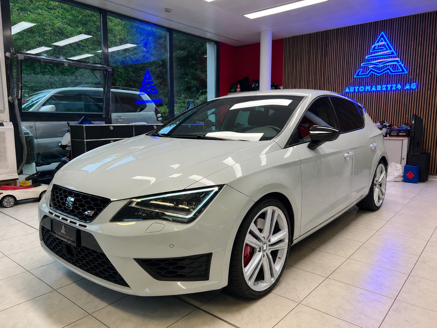 SEAT Leon ''Sonderfarbe Gletscherweiss'' 2.0 TSI 280 Cupra DSG-image-2