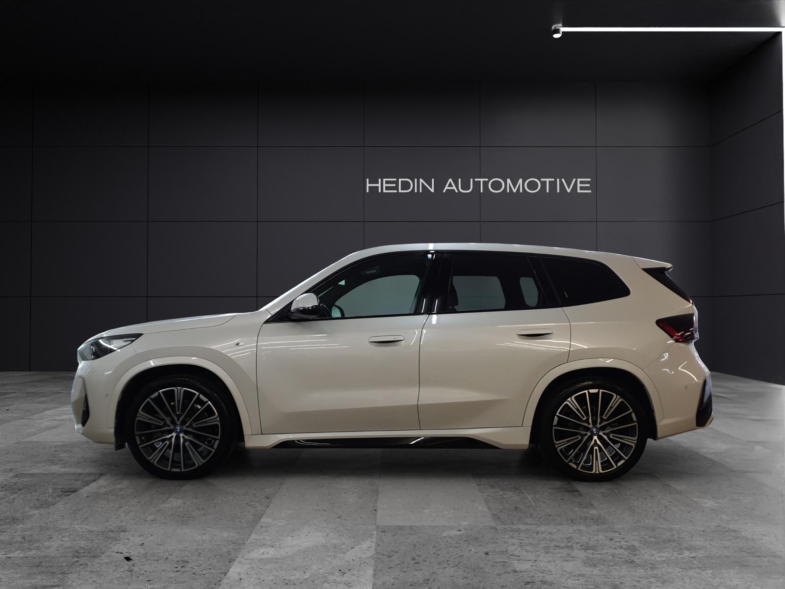 BMW iX1 30 xDrive-showroom-element-1