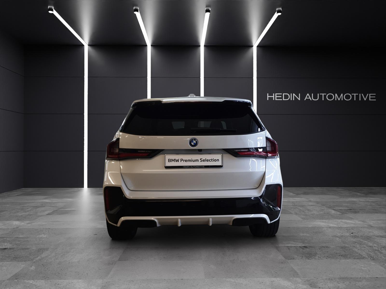 BMW iX1 30 xDrive-showroom-element-3