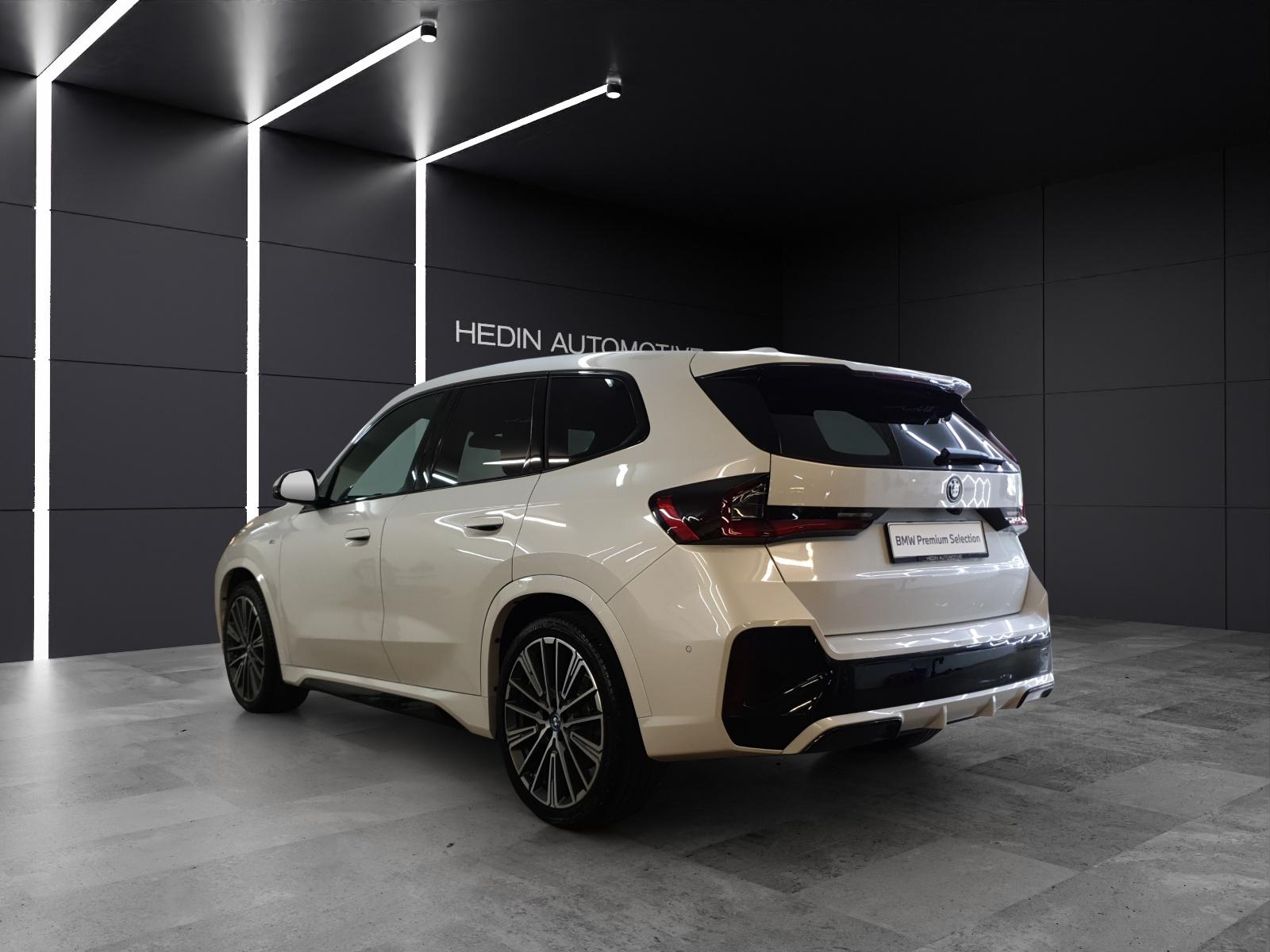 BMW iX1 30 xDrive-showroom-element-2