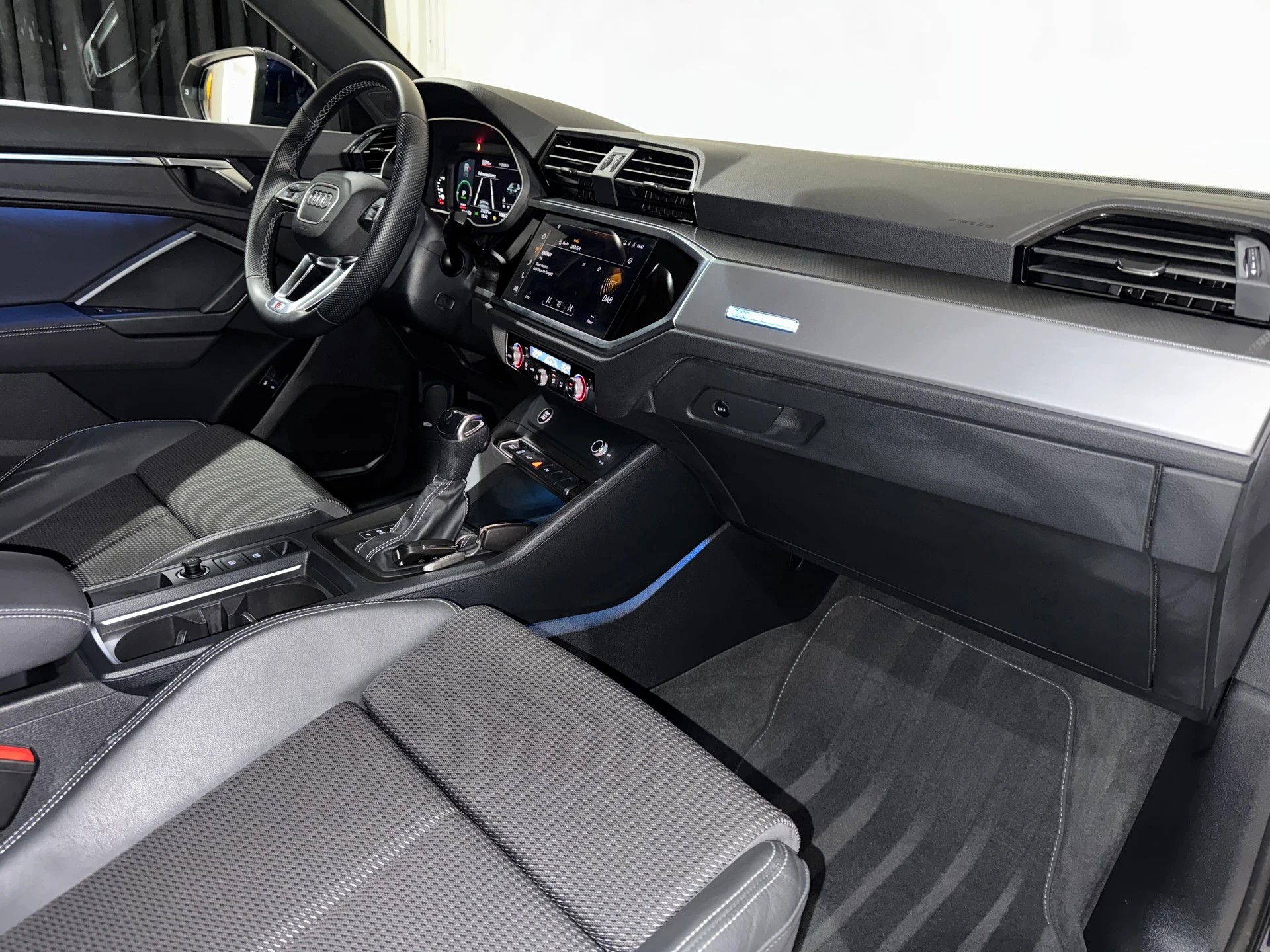 AUDI Q3 Sportback 45 TFSI e S line S-tronic-image-10