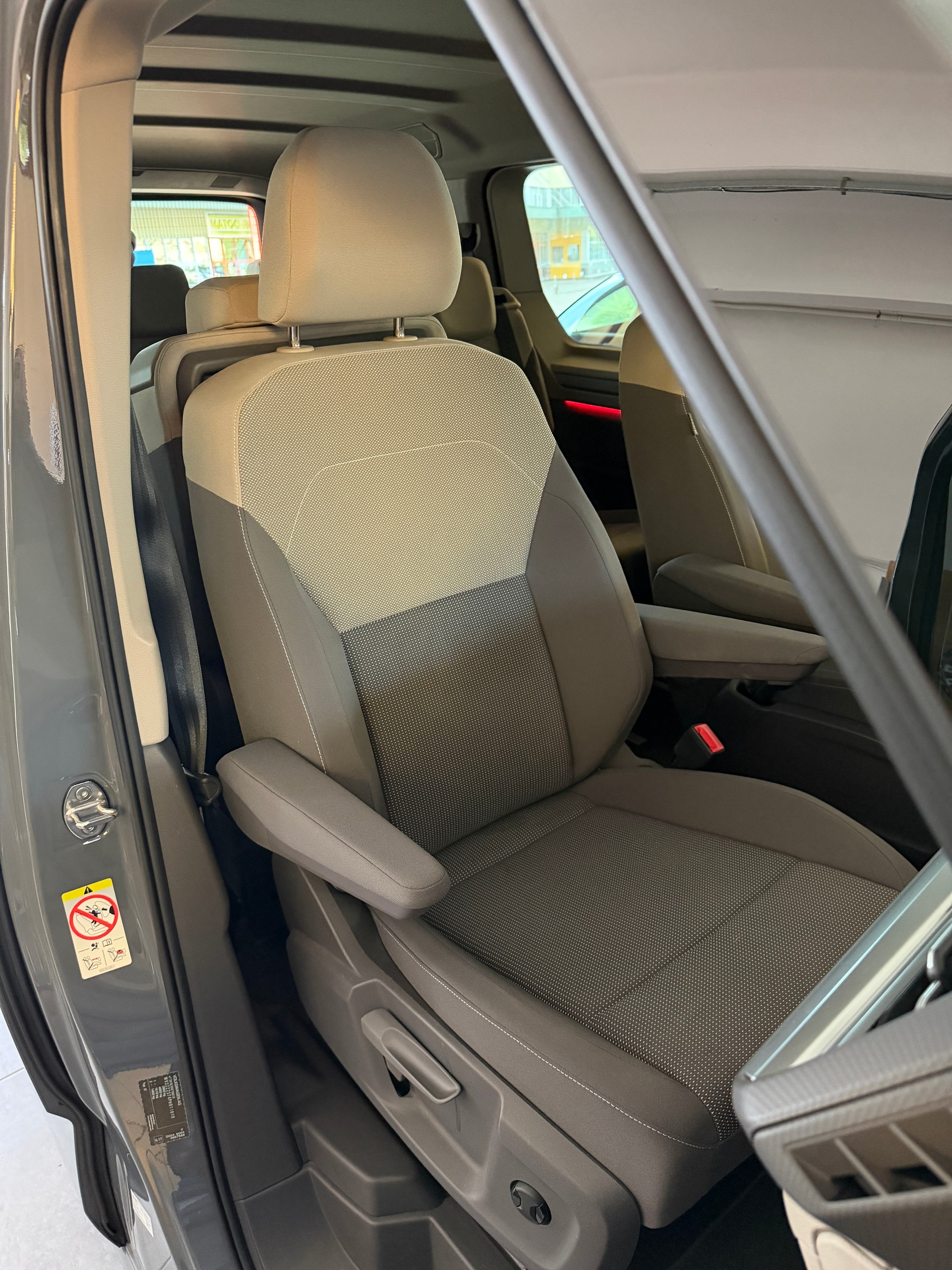 VW Multivan 2.0 TDI Life DSG-image-16