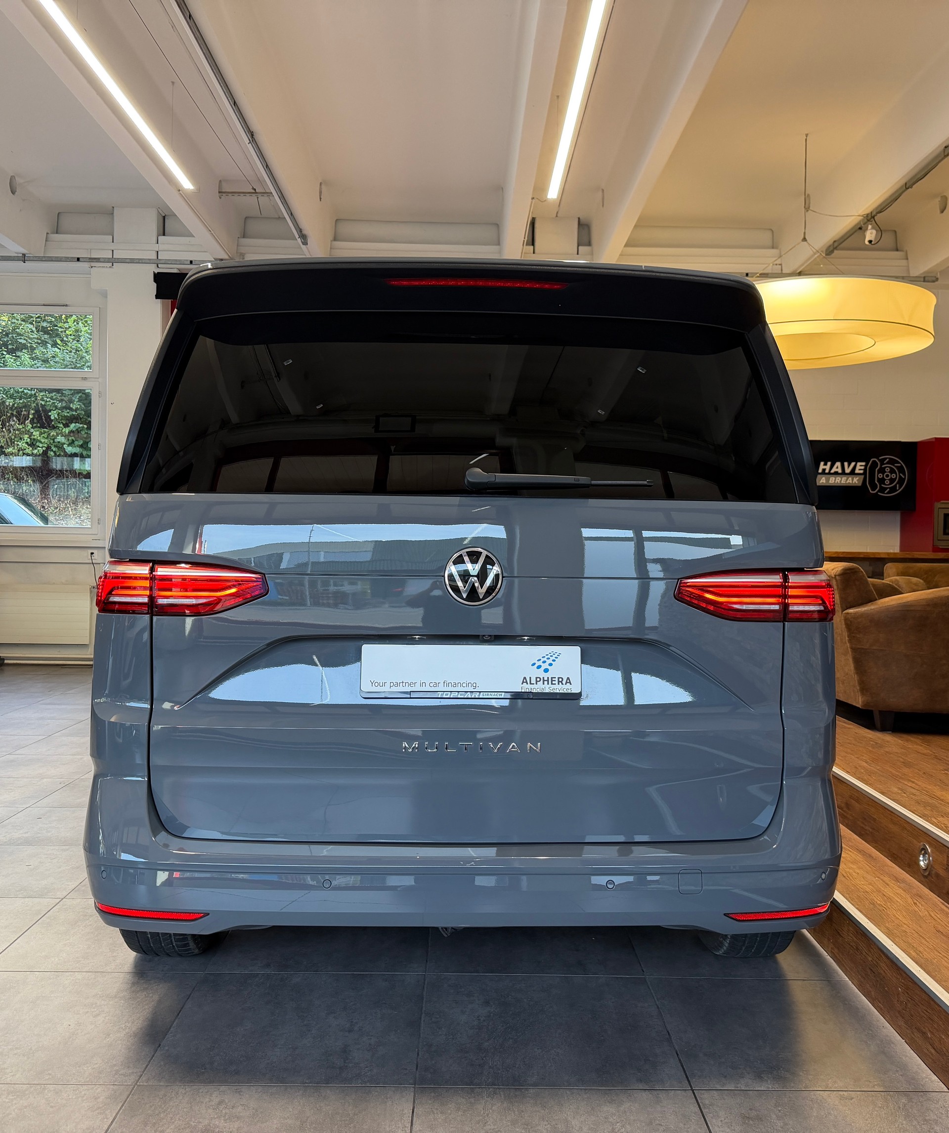 VW Multivan 2.0 TDI Life DSG-image-4