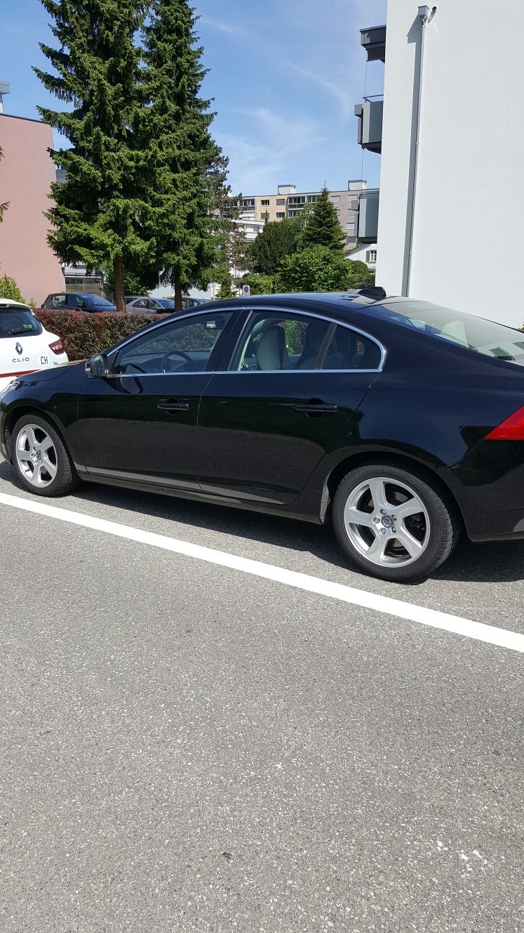 VOLVO S60 D5 Momentum AWD-image-2