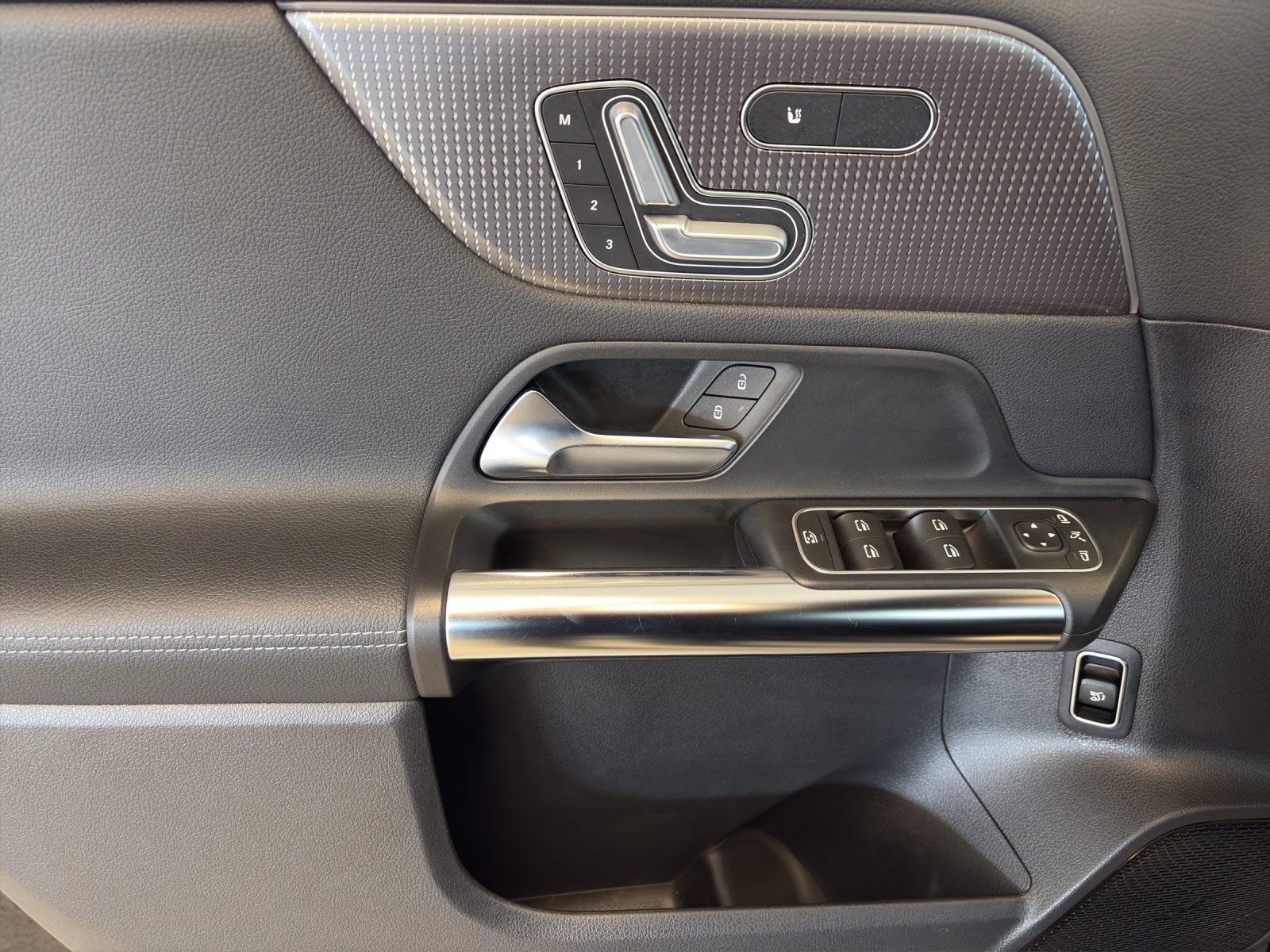 MERCEDES-BENZ EQA 250-image-8