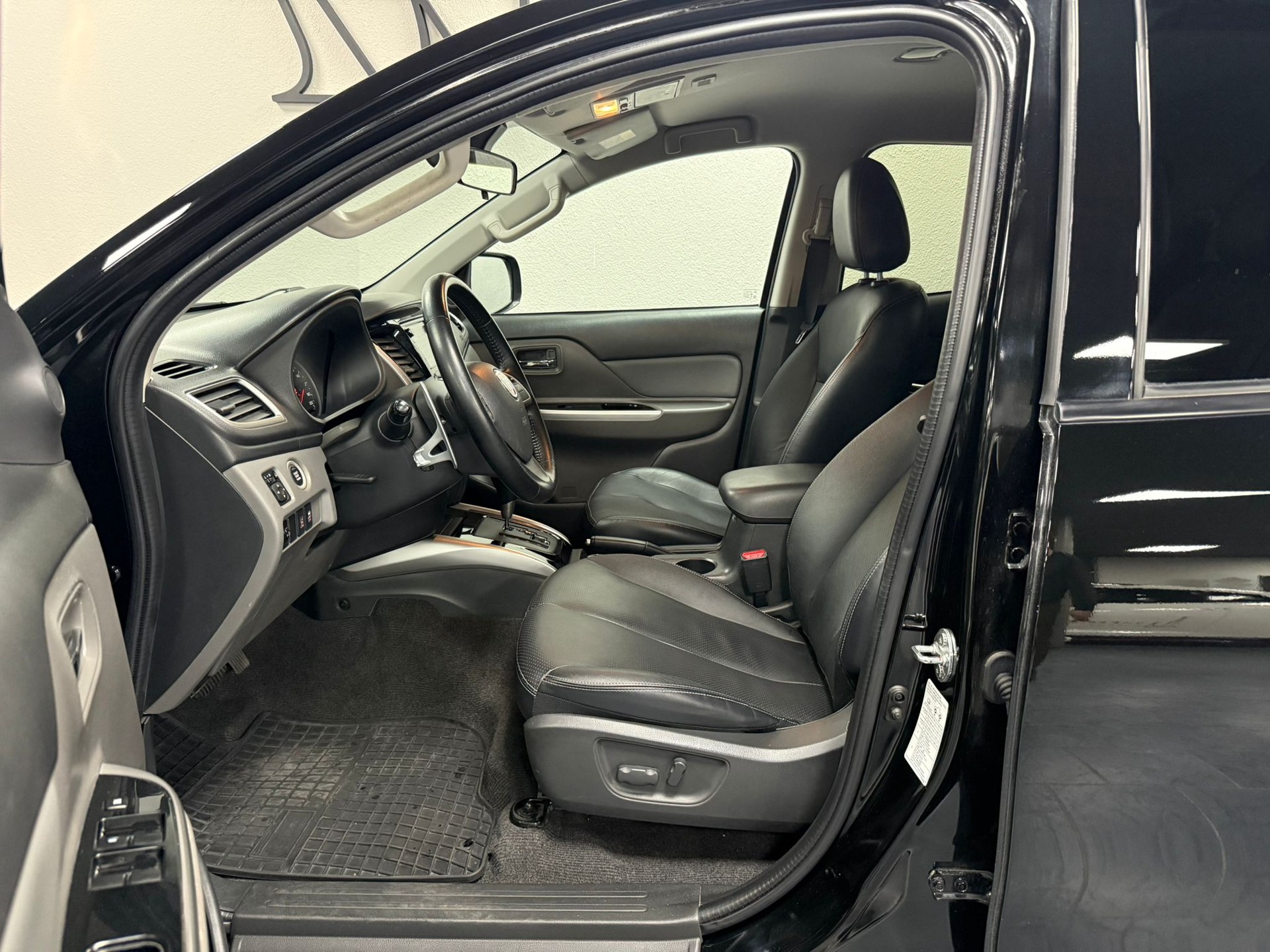 FIAT Fullback LX 2.4 MJ DC Swiss 4WD A-image-9