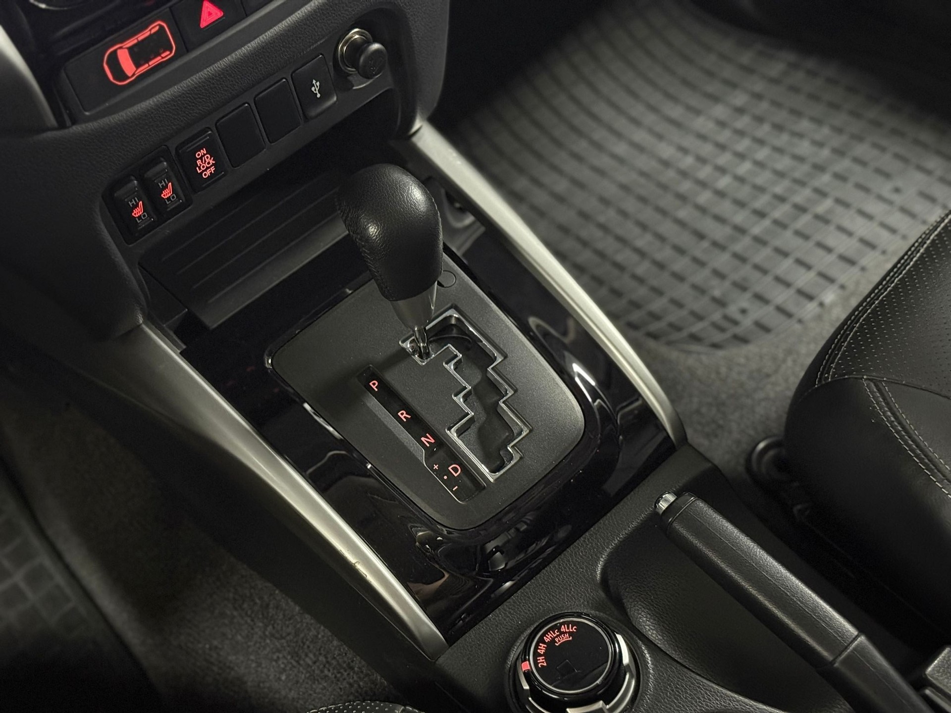 FIAT Fullback LX 2.4 MJ DC Swiss 4WD A-image-21