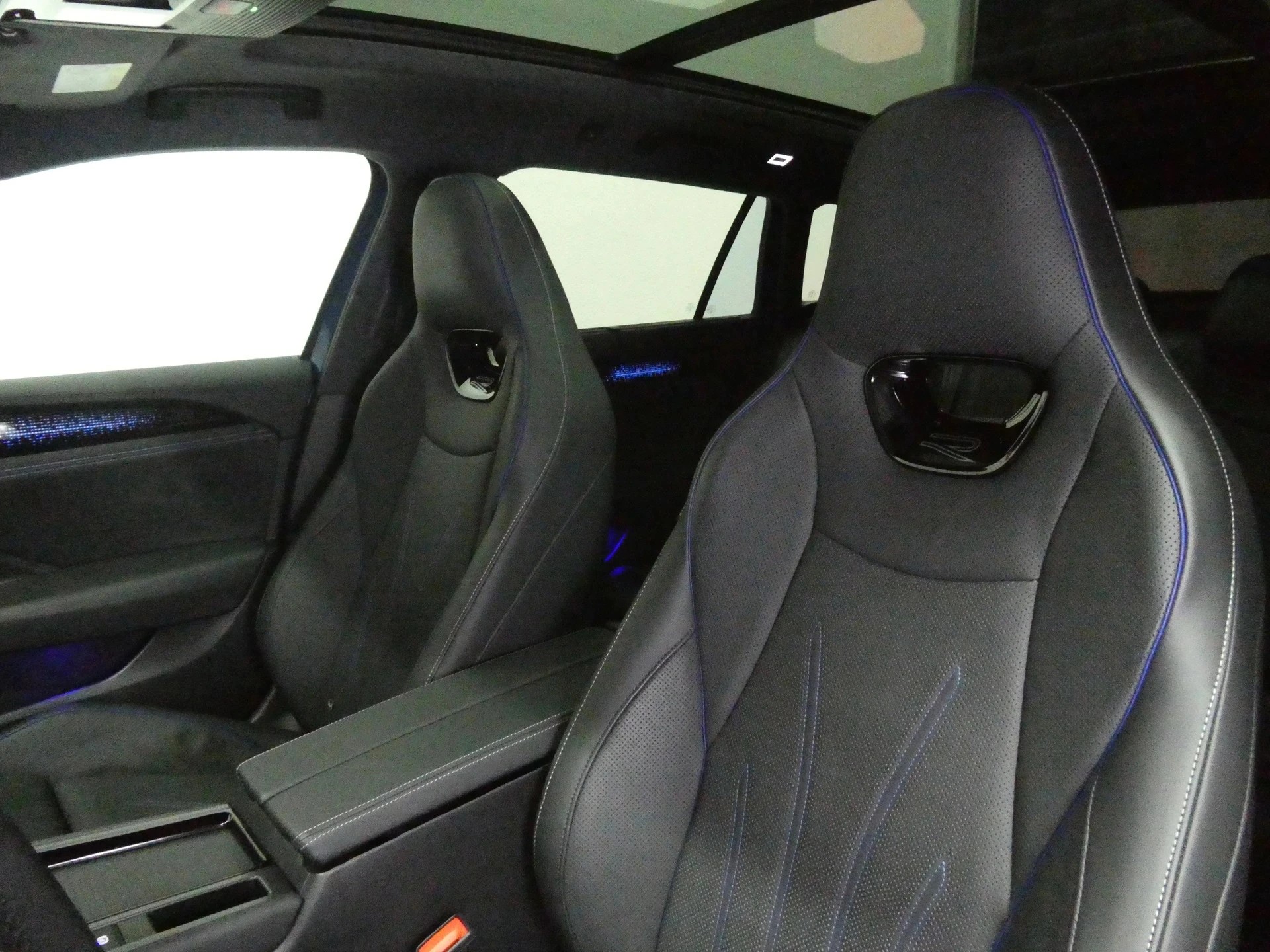 VW Passat Variant 2.0 TSI 4Motion DSG R-Line - Black Style - Panorama - Leder - Navi - Sitzbelüftung - AHK - 360° Kamera - 266 PS-image-9