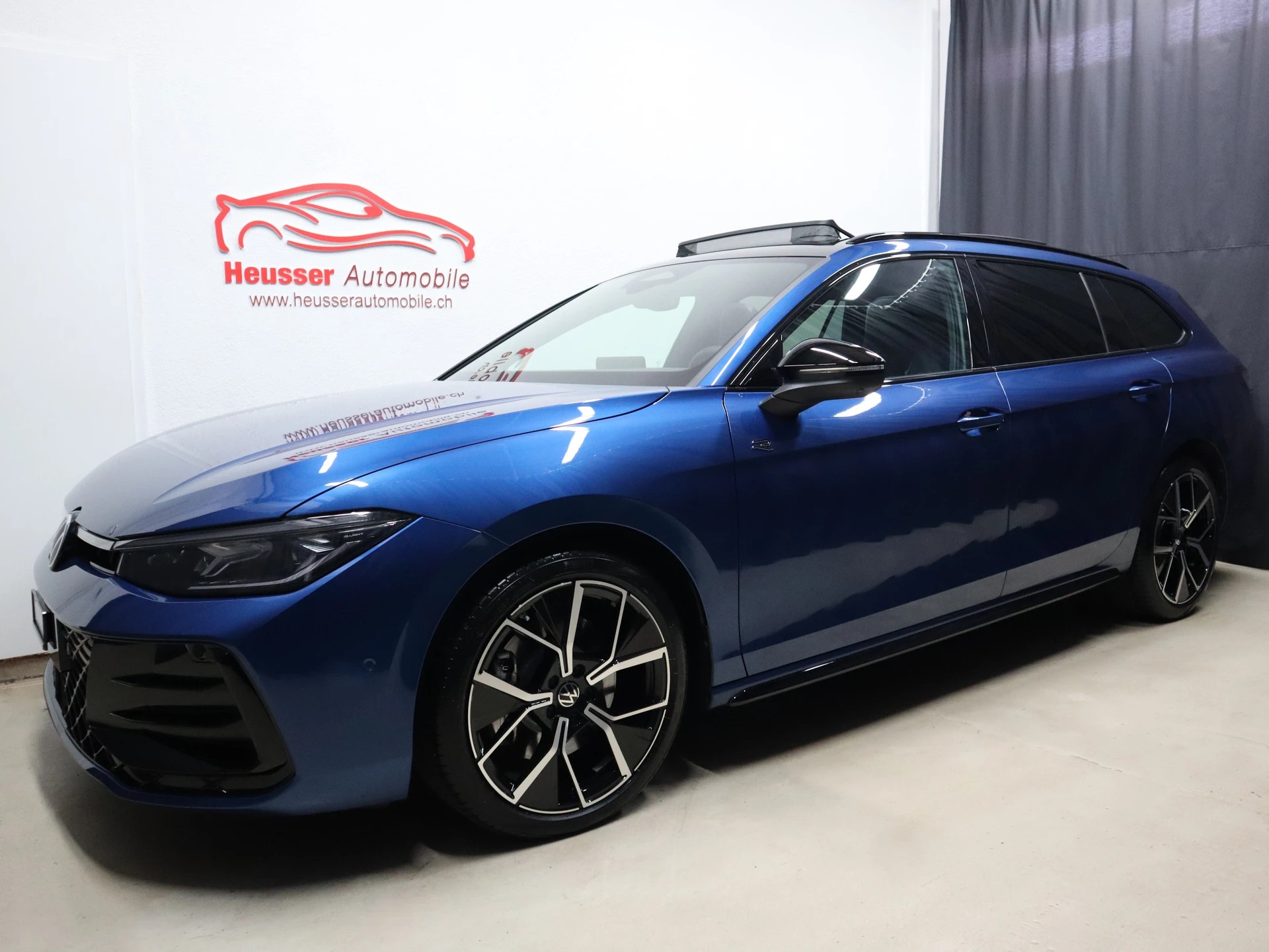 VW Passat Variant 2.0 TSI 4Motion DSG R-Line - Black Style - Panorama - Leder - Navi - Sitzbelüftung - AHK - 360° Kamera - 266 PS-showroom-element-1