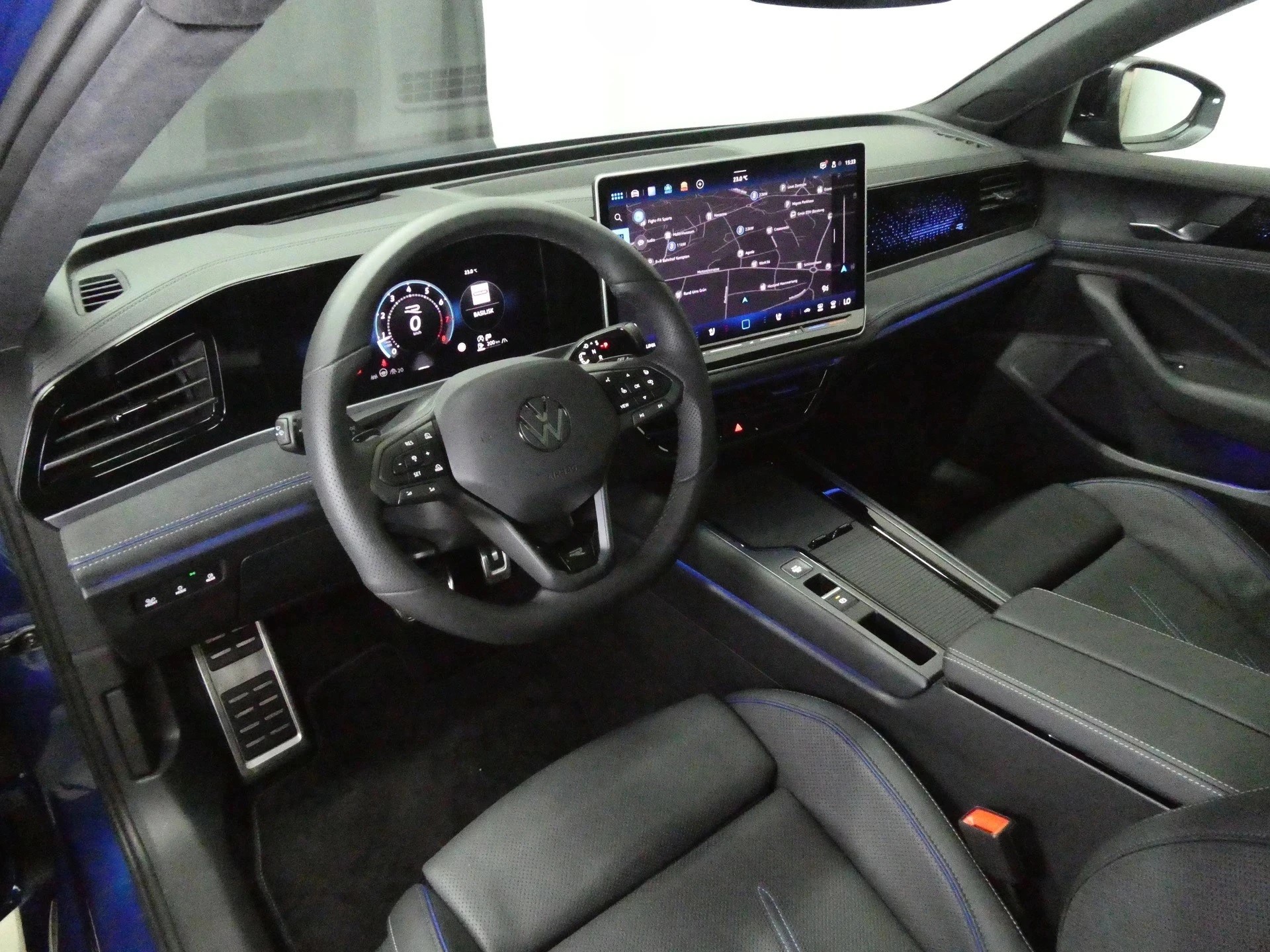 VW Passat Variant 2.0 TSI 4Motion DSG R-Line - Black Style - Panorama - Leder - Navi - Sitzbelüftung - AHK - 360° Kamera - 266 PS-image-8