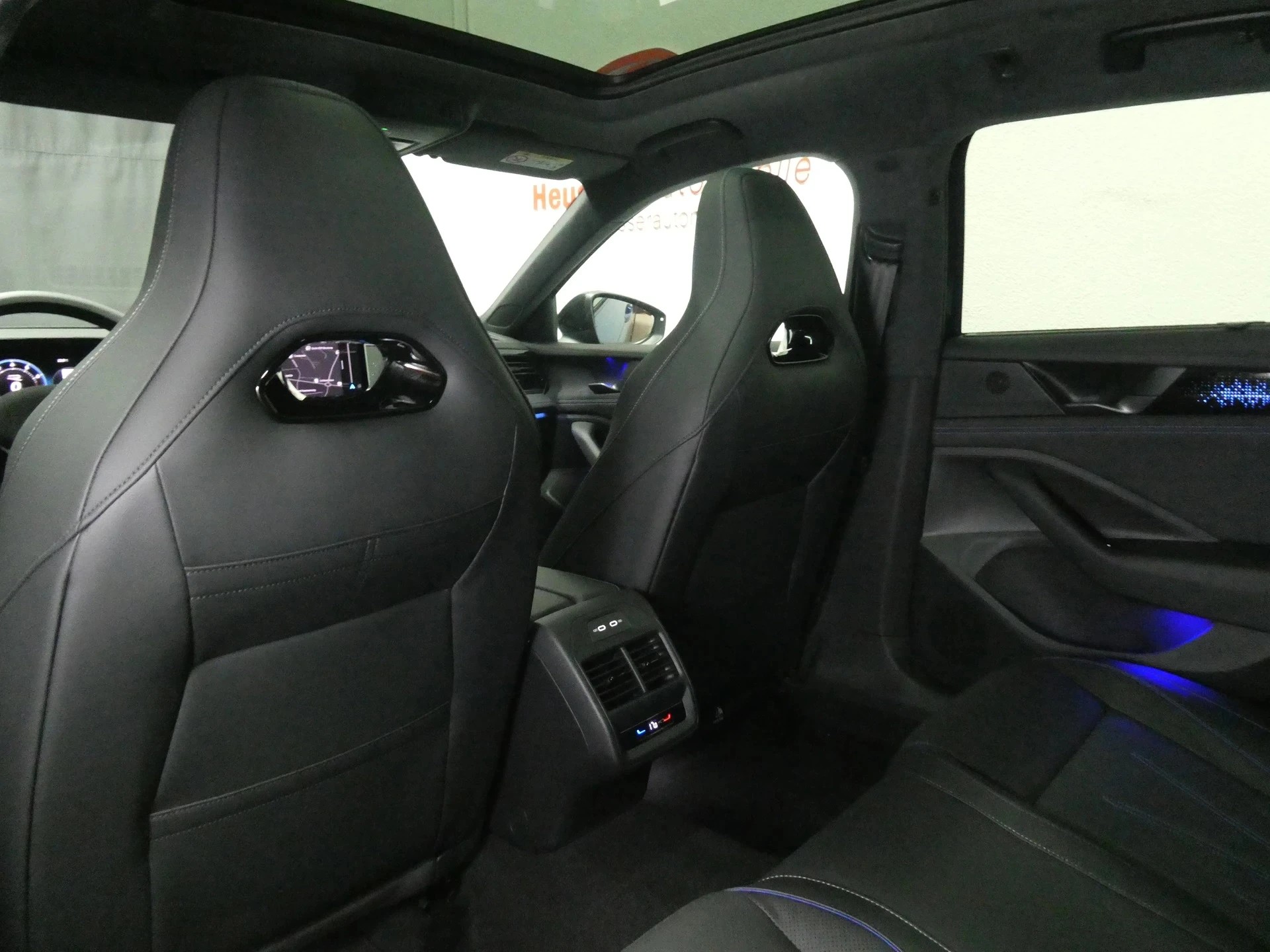 VW Passat Variant 2.0 TSI 4Motion DSG R-Line - Black Style - Panorama - Leder - Navi - Sitzbelüftung - AHK - 360° Kamera - 266 PS-image-10