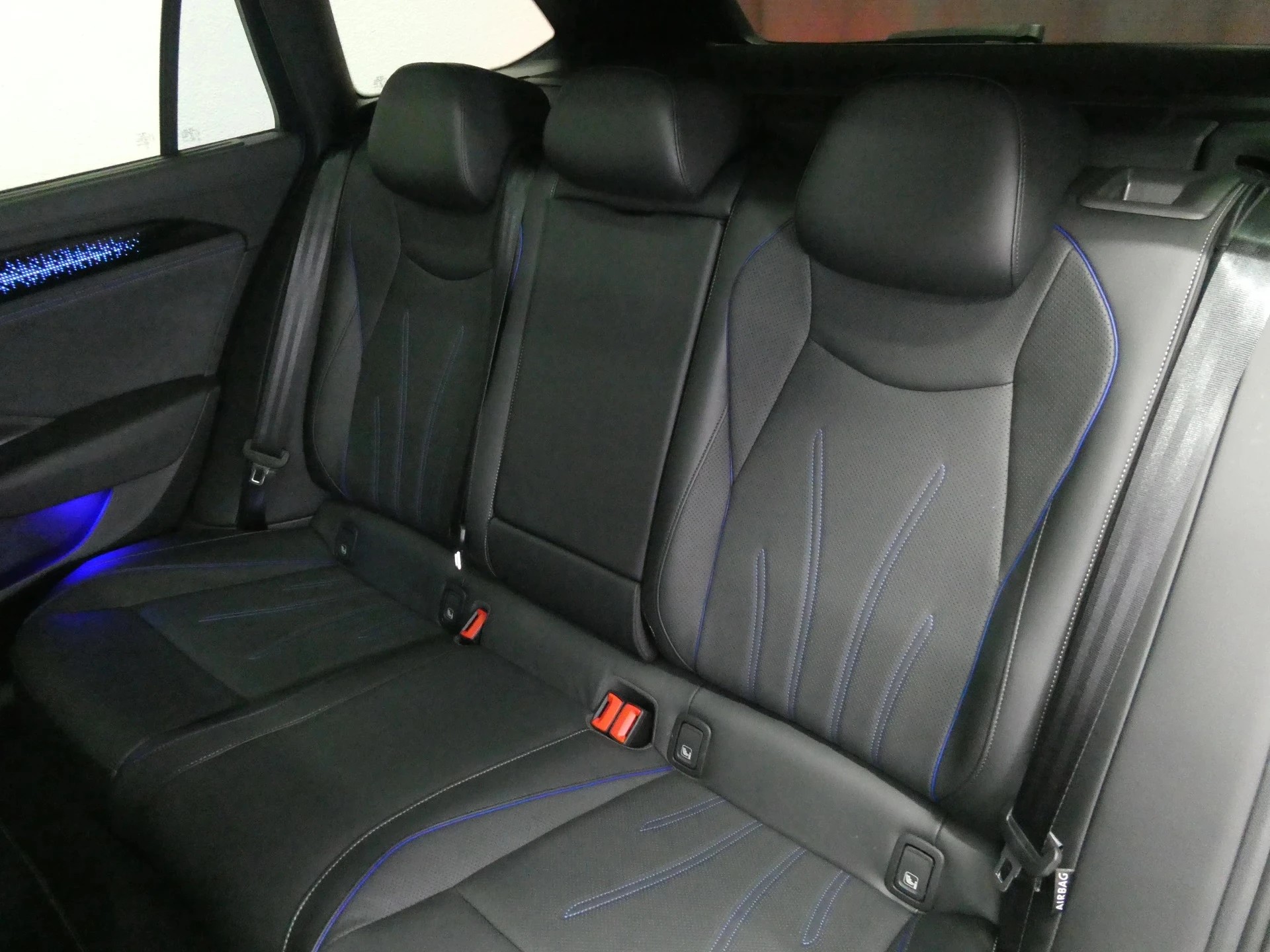 VW Passat Variant 2.0 TSI 4Motion DSG R-Line - Black Style - Panorama - Leder - Navi - Sitzbelüftung - AHK - 360° Kamera - 266 PS-image-11