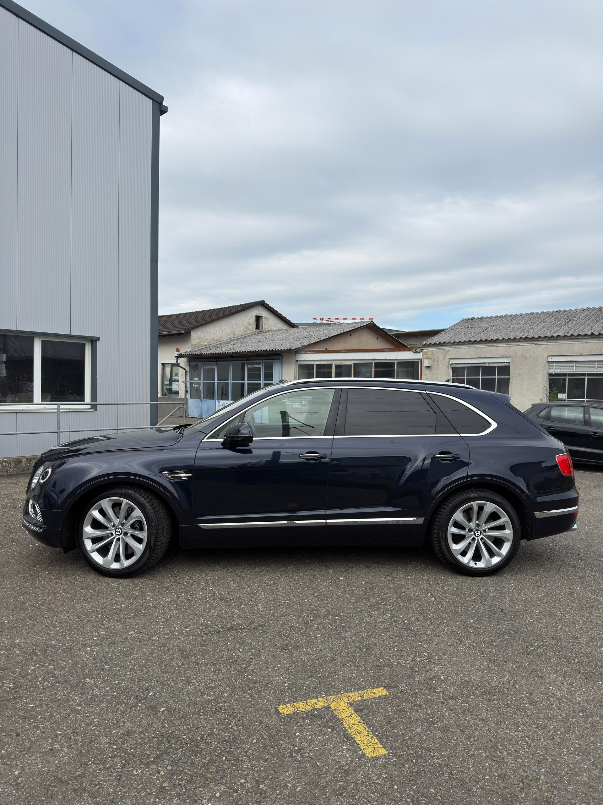 BENTLEY Bentayga W12 Vollaustattung Apple Carplay Top Farben Kombination-image-15