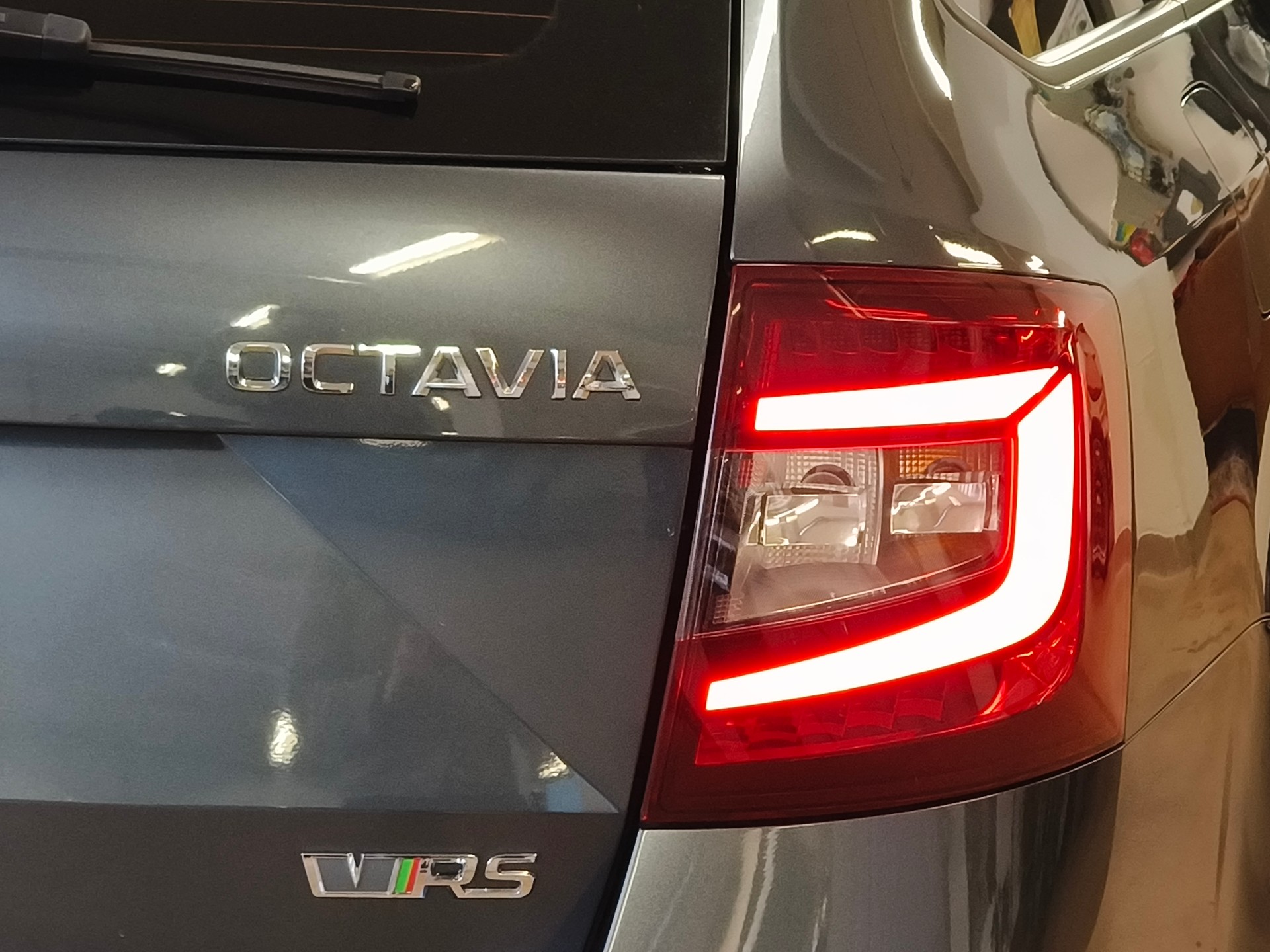 SKODA Octavia Combi 2.0 TDI RS 4x4 DSG-image-11
