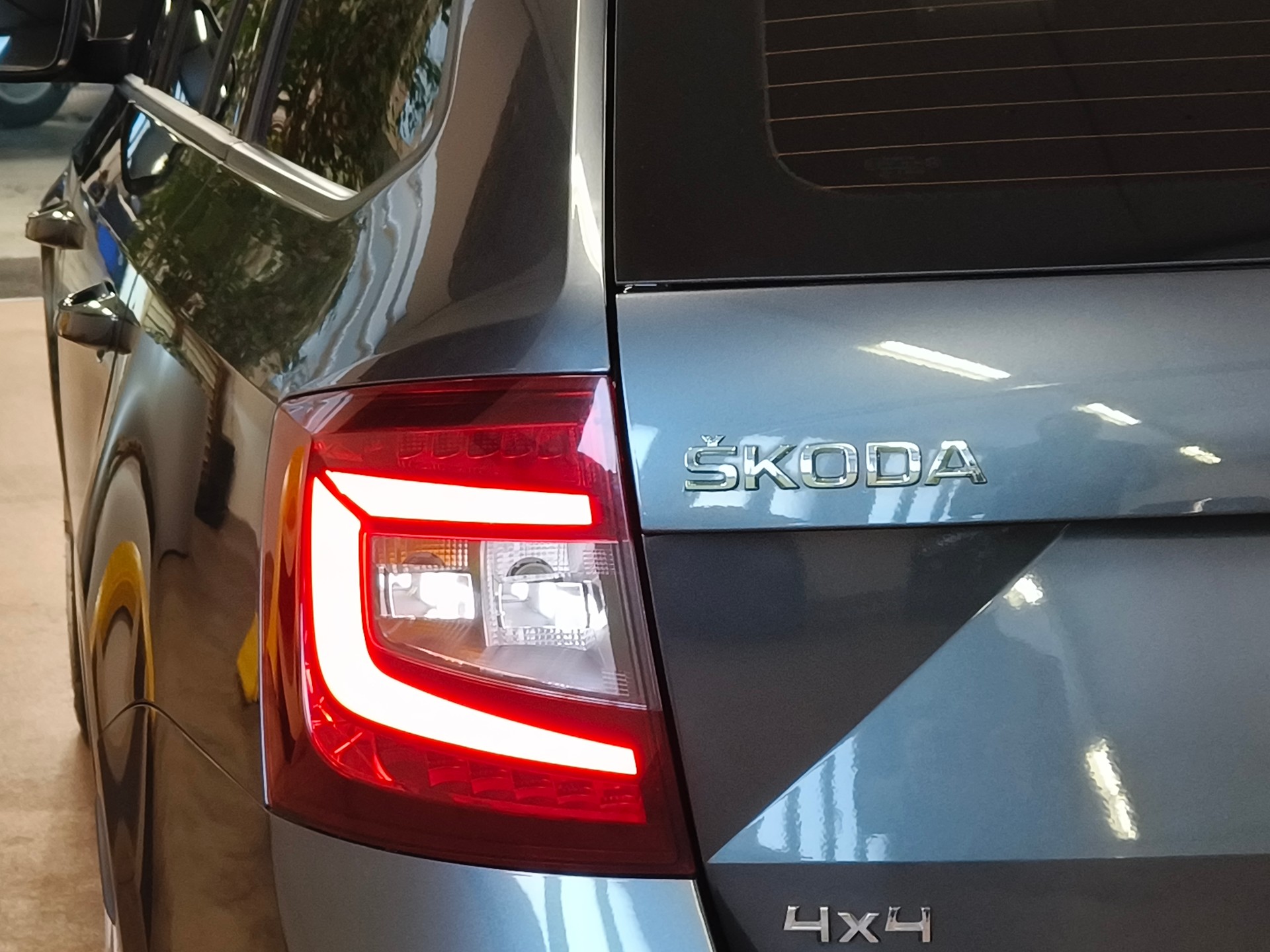 SKODA Octavia Combi 2.0 TDI RS 4x4 DSG-image-14